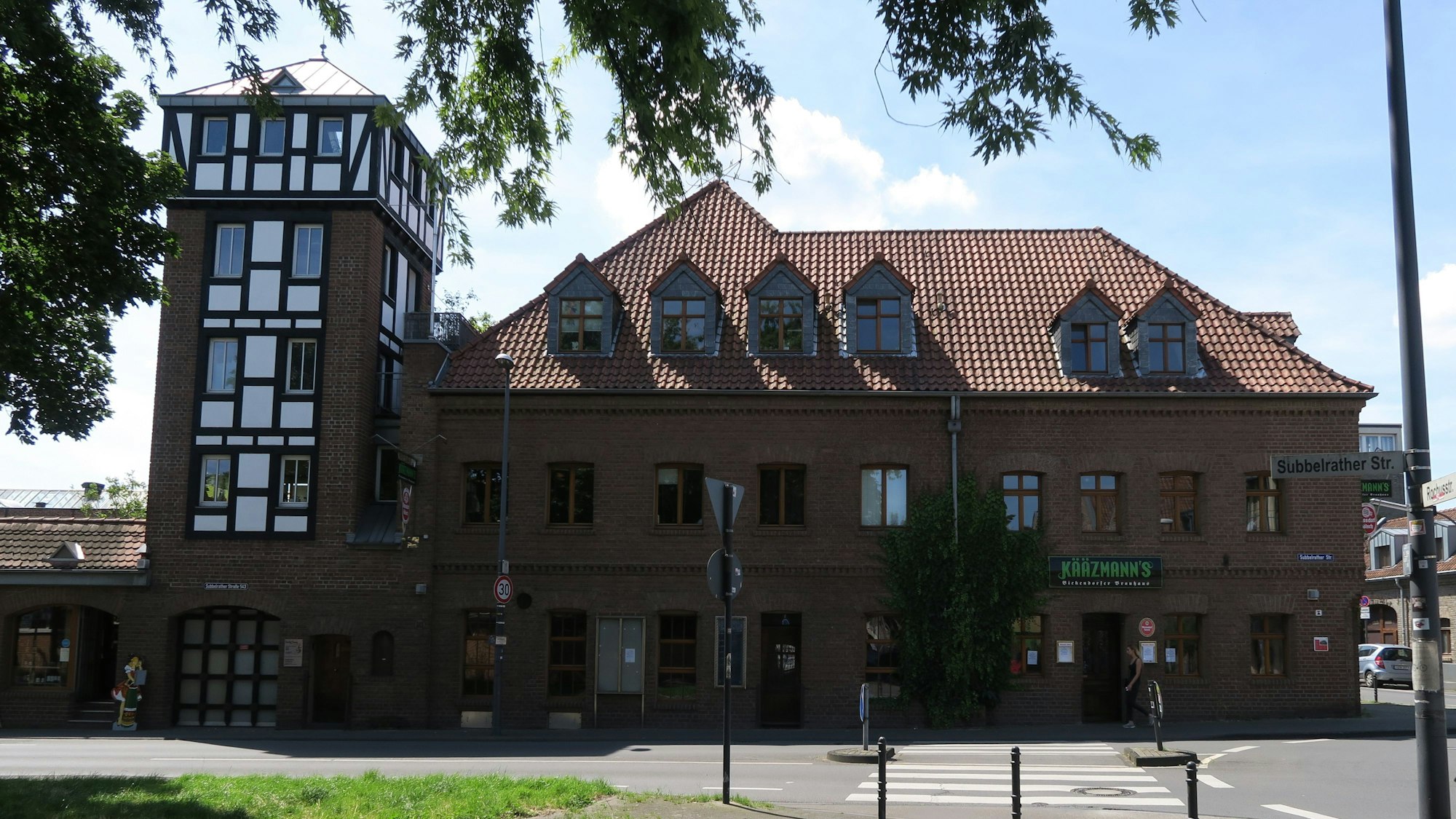 BU: Das Kääzmanns von außen, Aushang an der Tür. Fotos: Hermans