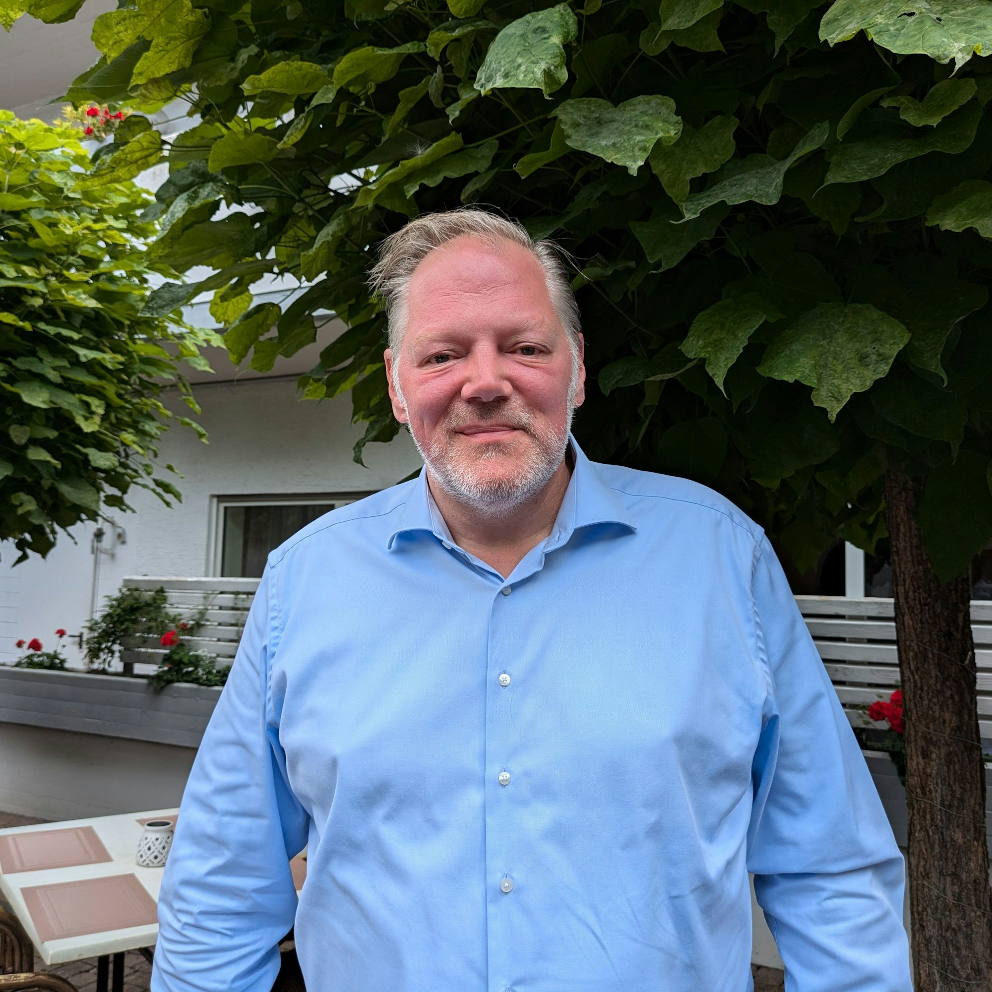 Patrick Rothkopf im Außenbereich seines Restaurants.