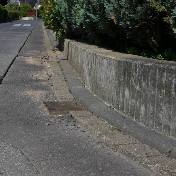 Die Asphaltdecke etlicher Straßen im Rösrather Ortsteil Kleineichen ist nach dem Verlegen von Glasfaser-Leitungen nur unzureichend wiederhergestellt. Durch die provisorische Abdeckung sind Schlaglöcher entstanden, Gullydeckel ragen zentimeterhoch hervor.