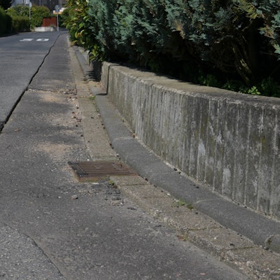 Die Asphaltdecke etlicher Straßen im Rösrather Ortsteil Kleineichen ist nach dem Verlegen von Glasfaser-Leitungen nur unzureichend wiederhergestellt. Durch die provisorische Abdeckung sind Schlaglöcher entstanden, Gullydeckel ragen zentimeterhoch hervor.
