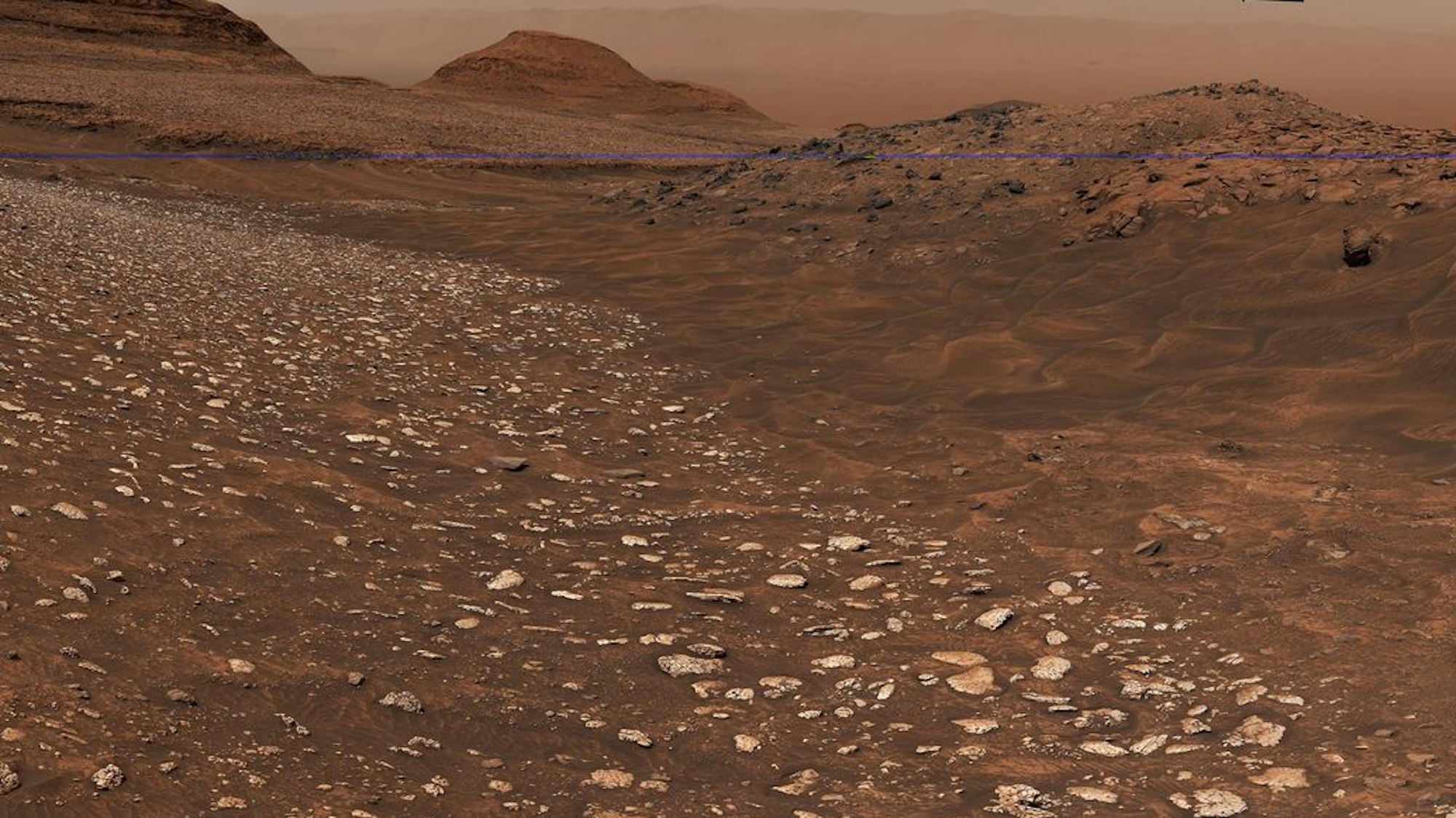 Aufnahmen des Mars-Rovers „Curiosity“ im Gediz Vallis Channel, wo erstmals reiner Schwefel auf dem Mars entdeckt wurde. Die Forscher der Nasa nennen es eine „ungewöhnliche und seltsame“ Entdeckung.