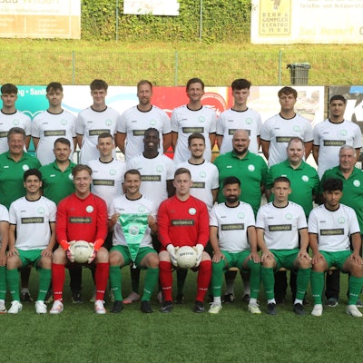 Teamvorstellung Saison 2024/25 Fußball Landesliga FV Bad Honnef
Edward Penner (oben, von links), Eladan Islamovic, Nicolas Schwarz, Lukas Drößler, Marco Poetes, Philipp Strom, Max Lorenz, Elhan Islamovic, Sidar Ali Simsik, Trainer Benni Krayer (Mitte, von links), Co-Trainer Adrian Purowski, Co-Trainer Manfred Pieck, Sportlicher Leiter Stefan Bung, Fritz Spürkel, Lionel Lumina, Markus Wiemer, Torwart-Trainer Rodrigo Dias Ferreira, Betreuer Benny Bellinghausen, Betreuer Uwe Krüger, Mehrshad Tahani Bidmeshki, Achraf Fakhour, David Mitkas, Nicolas Tischler, Pawel Klos, Morice Zumhoff, Mustafa Gök, Vladyslav Cheltsov und  Alihan Zor vom FV Bad Honnef.