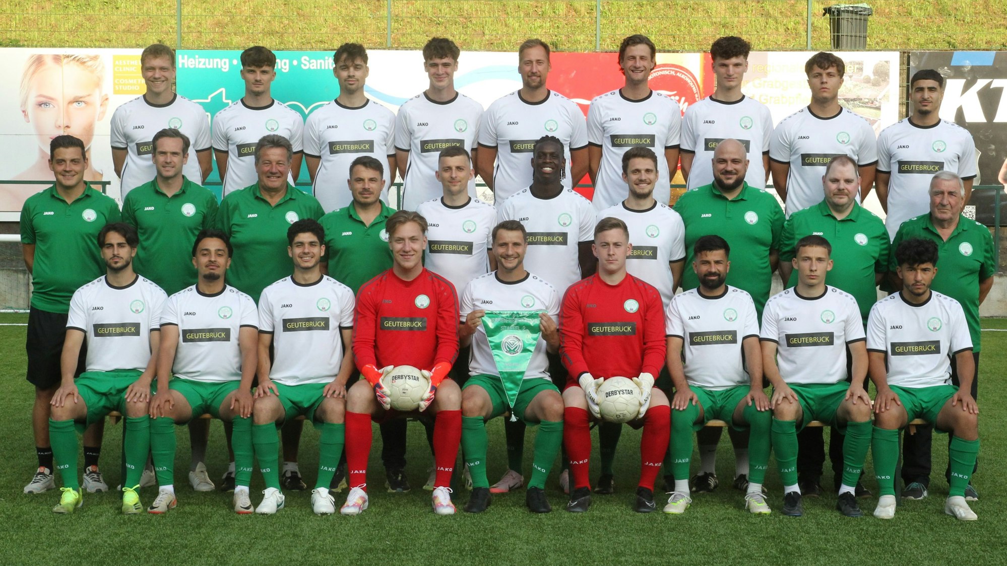 Teamvorstellung Saison 2024/25 Fußball Landesliga FV Bad Honnef
Edward Penner (oben, von links), Eladan Islamovic, Nicolas Schwarz, Lukas Drößler, Marco Poetes, Philipp Strom, Max Lorenz, Elhan Islamovic, Sidar Ali Simsik, Trainer Benni Krayer (Mitte, von links), Co-Trainer Adrian Purowski, Co-Trainer Manfred Pieck, Sportlicher Leiter Stefan Bung, Fritz Spürkel, Lionel Lumina, Markus Wiemer, Torwart-Trainer Rodrigo Dias Ferreira, Betreuer Benny Bellinghausen, Betreuer Uwe Krüger, Mehrshad Tahani Bidmeshki, Achraf Fakhour, David Mitkas, Nicolas Tischler, Pawel Klos, Morice Zumhoff, Mustafa Gök, Vladyslav Cheltsov und Alihan Zor vom FV Bad Honnef.