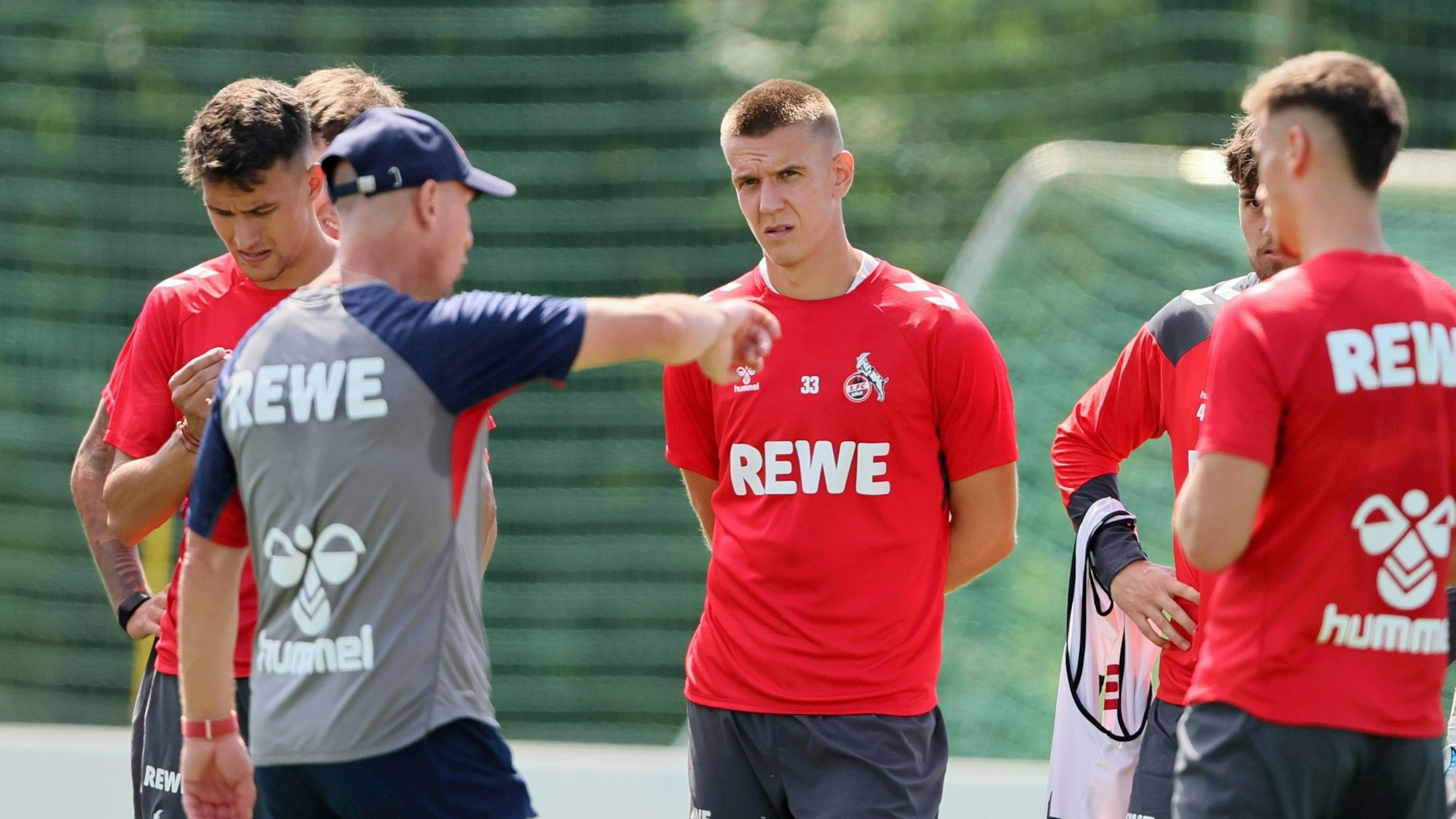 Florian Dietz hört dem Trainer zu