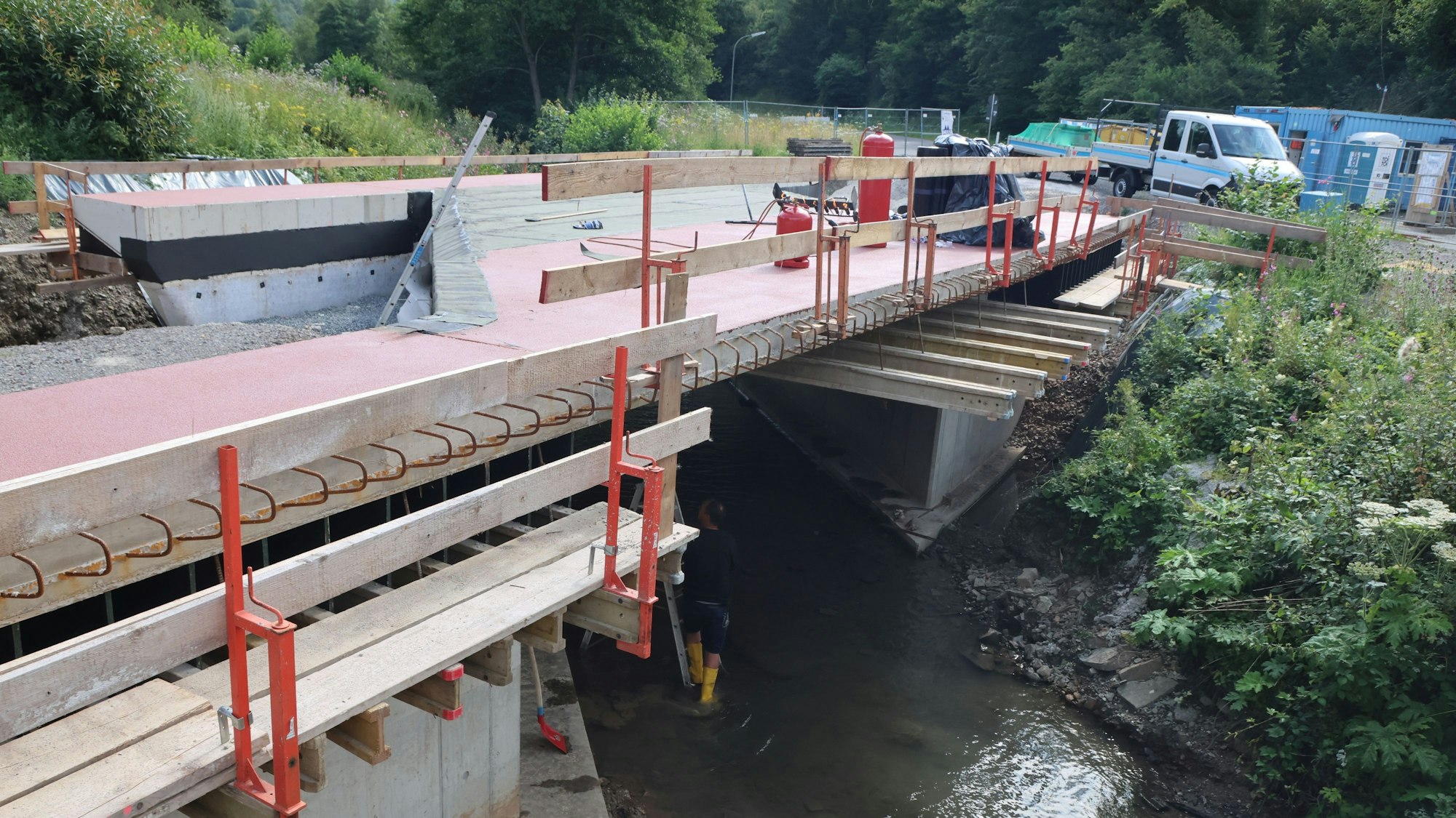Blick auf den Neubau der Brücke im Othetal in Bergneustadt.