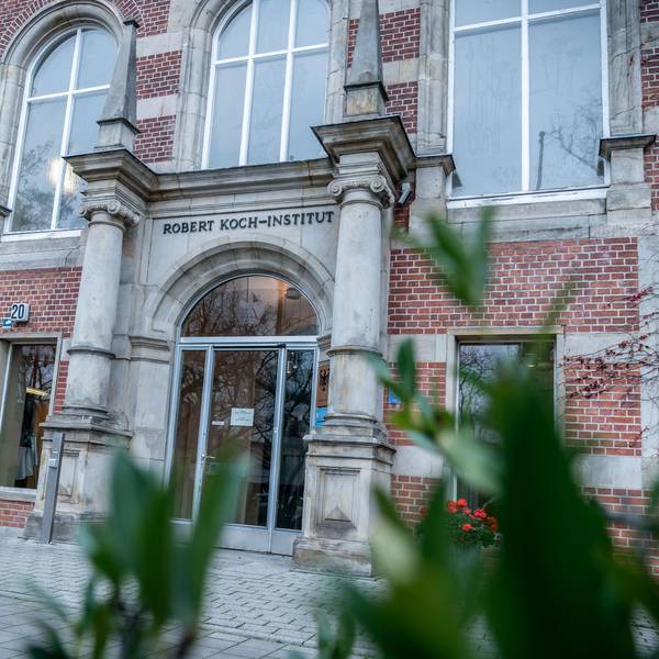Der Eingang zum Robert Koch-Instituts (RKI).