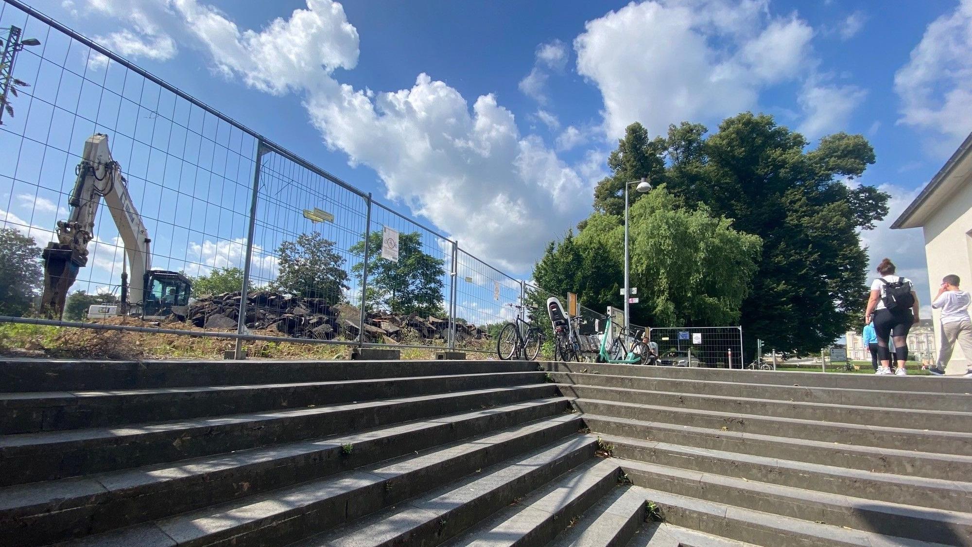 Zu sehen ist die Treppe am Brühler Bahnhof.