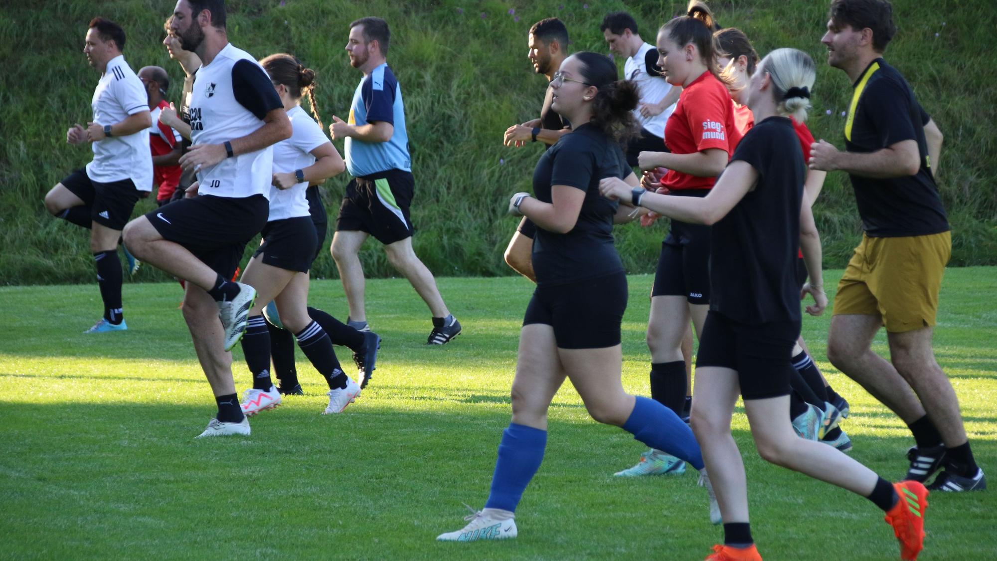 Das Bild zeigt einen Teil der dritten Mannschaft der SpVg Nöthen-Pesch-Harzheim beim Warmlaufen.