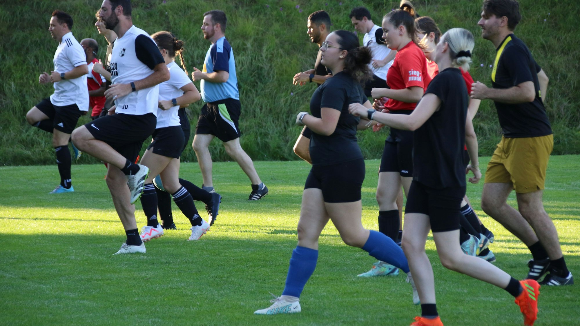 Das Bild zeigt einen Teil der dritten Mannschaft der SpVg Nöthen-Pesch-Harzheim beim Warmlaufen.