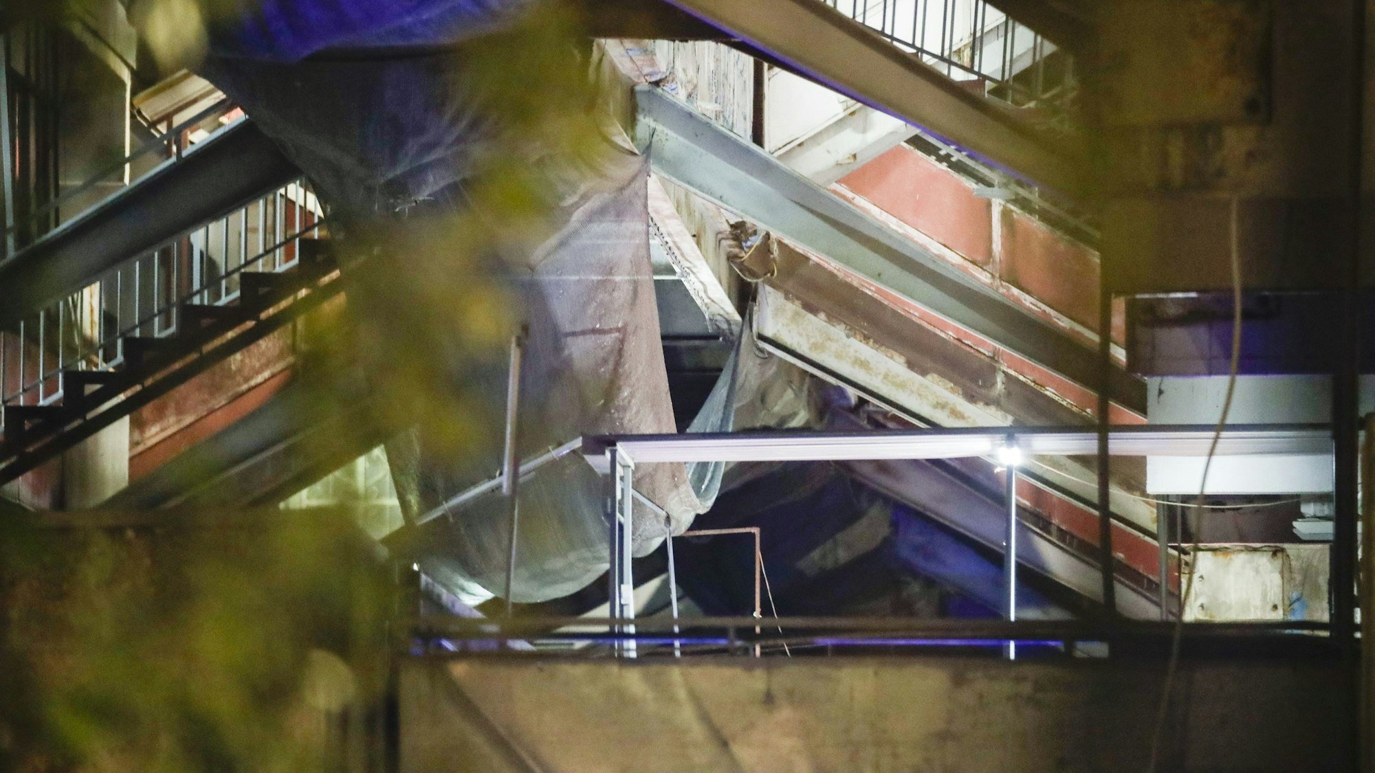 Blick auf die Unglücksstelle. Es sind Trümmer zu sehen.