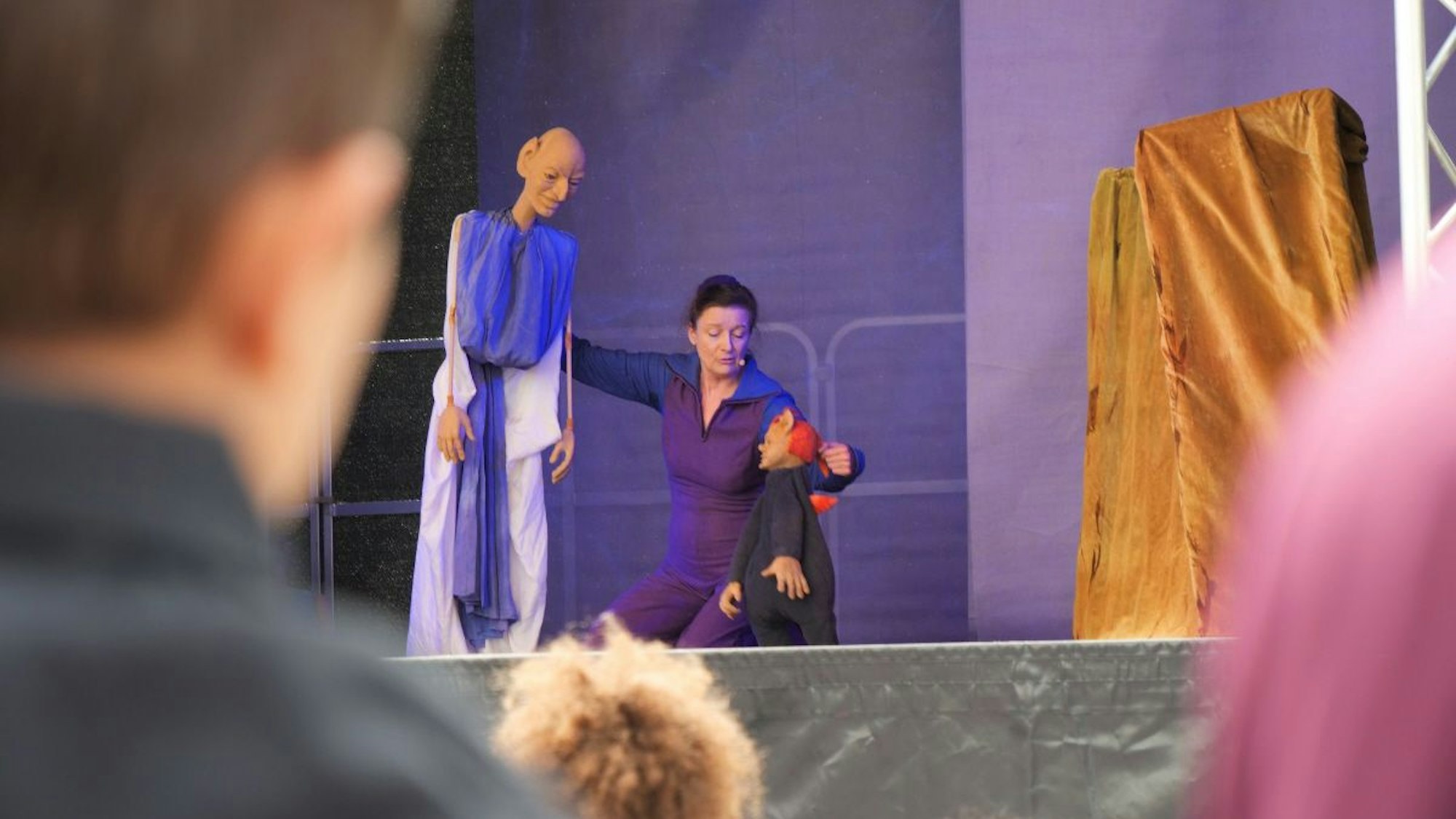 Auf dem Foto: Claudia Hann mit Puppen beim PuppenSpielSommer 2023