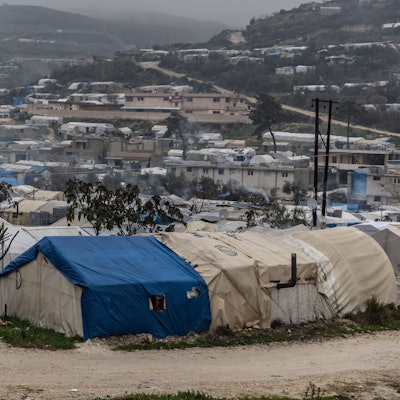 Syrien, Idlib: Das Flüchtlingslager im Norden Syriens nahe der syrisch-türkischen Grenze. Geflüchtete Menschen leben im Land Syrien in Zelten statt in ihrem Zuhause.