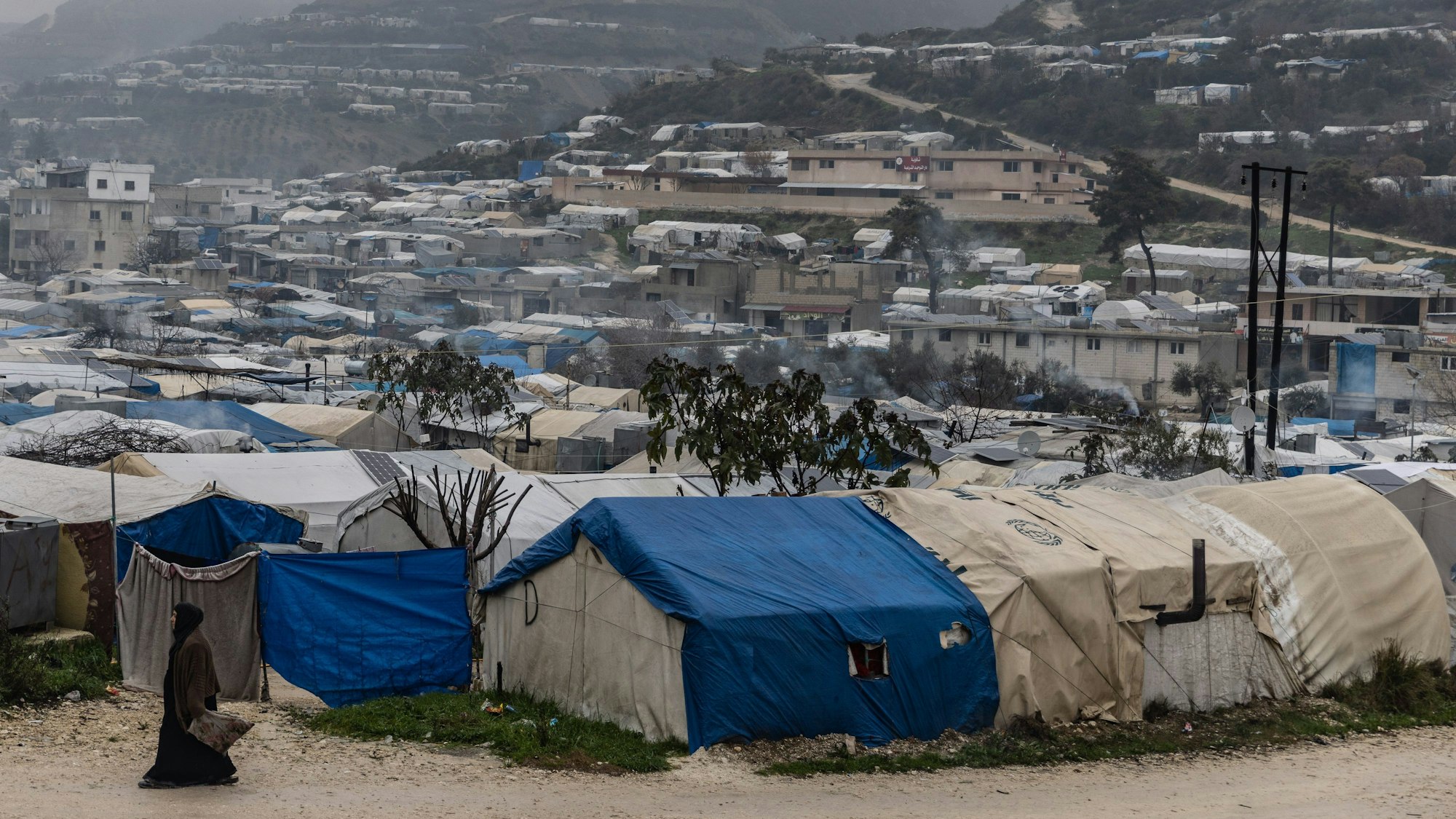 Syrien, Idlib: Das Flüchtlingslager im Norden Syriens nahe der syrisch-türkischen Grenze. Geflüchtete Menschen leben im Land Syrien in Zelten statt in ihrem Zuhause.