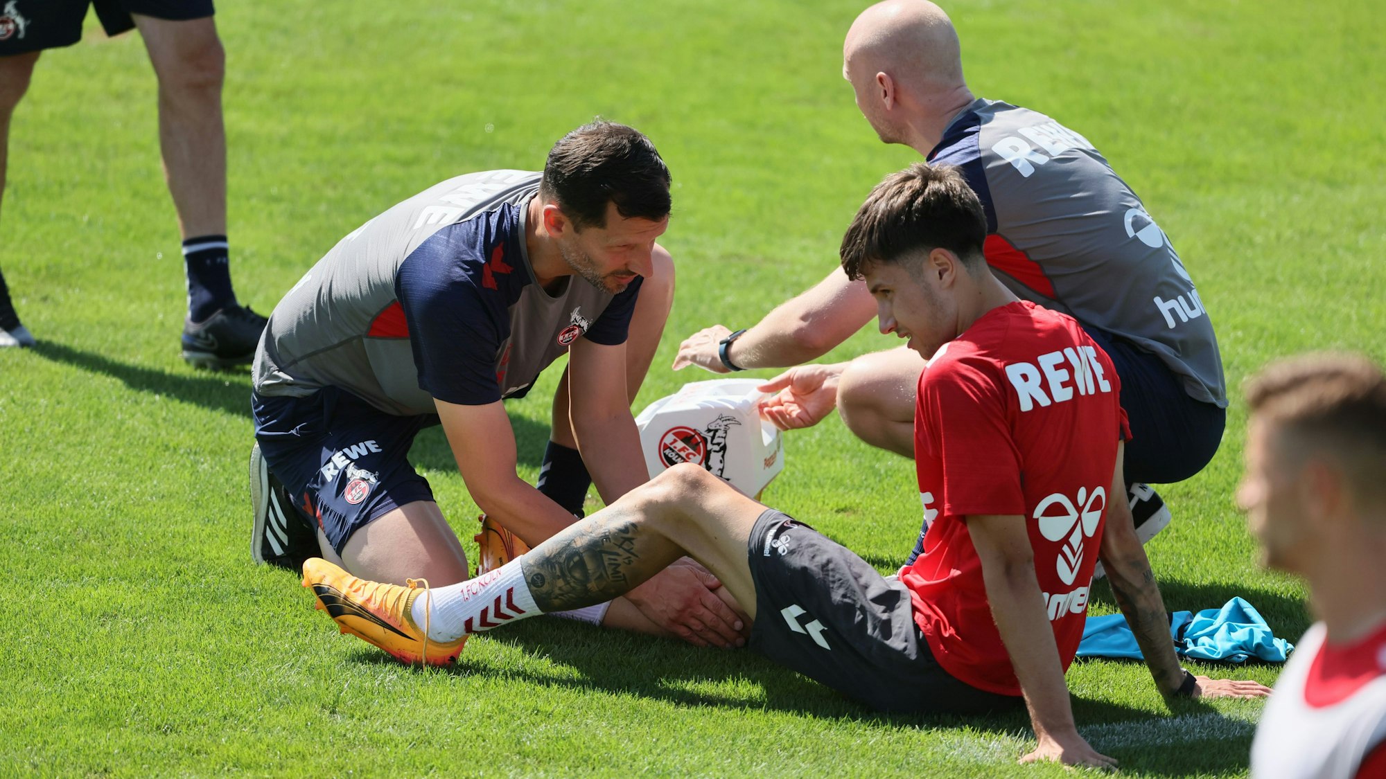 Denis Huseinbasic wird beim Training am Dienstag am rechten Knöchel behandelt.