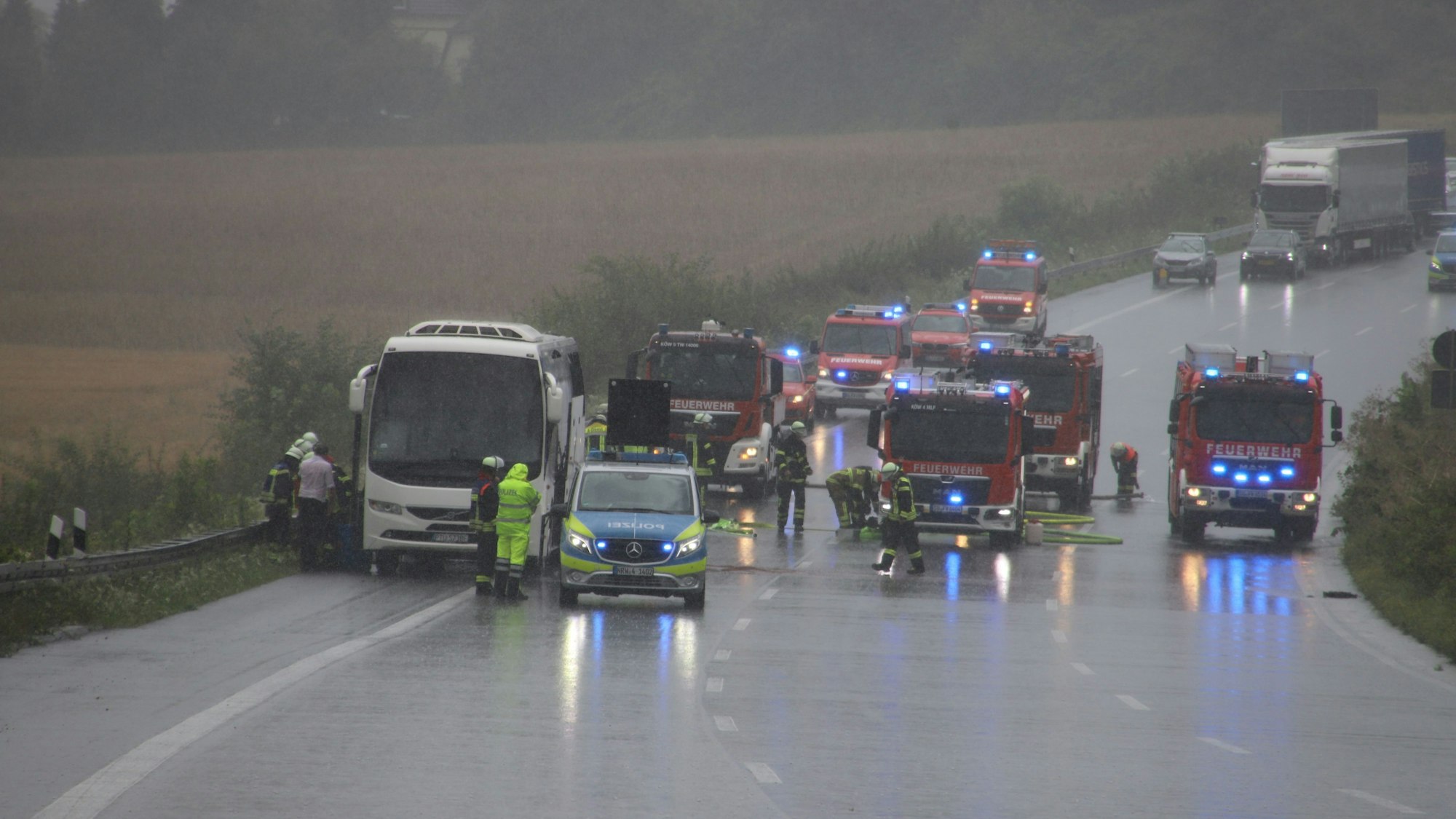 Auf der Autobahn 3 ist in Fahrtrichtung Köln kurz hinter dr Anschlussstelle Siebengebirge ein Reisebus in Brand geraten
