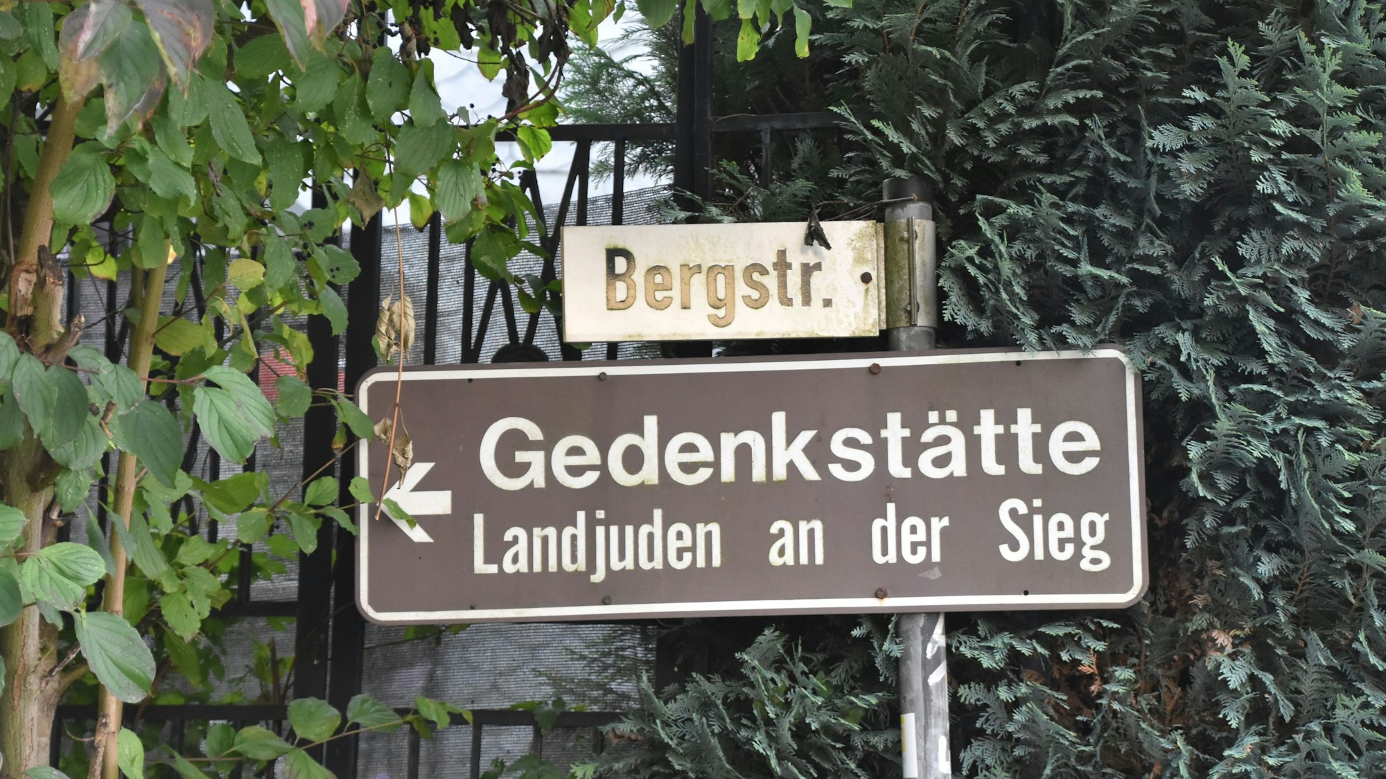 Wegweiser zu Gedenkstätte Landjuden an der Sieg in Windeck-Rosbach