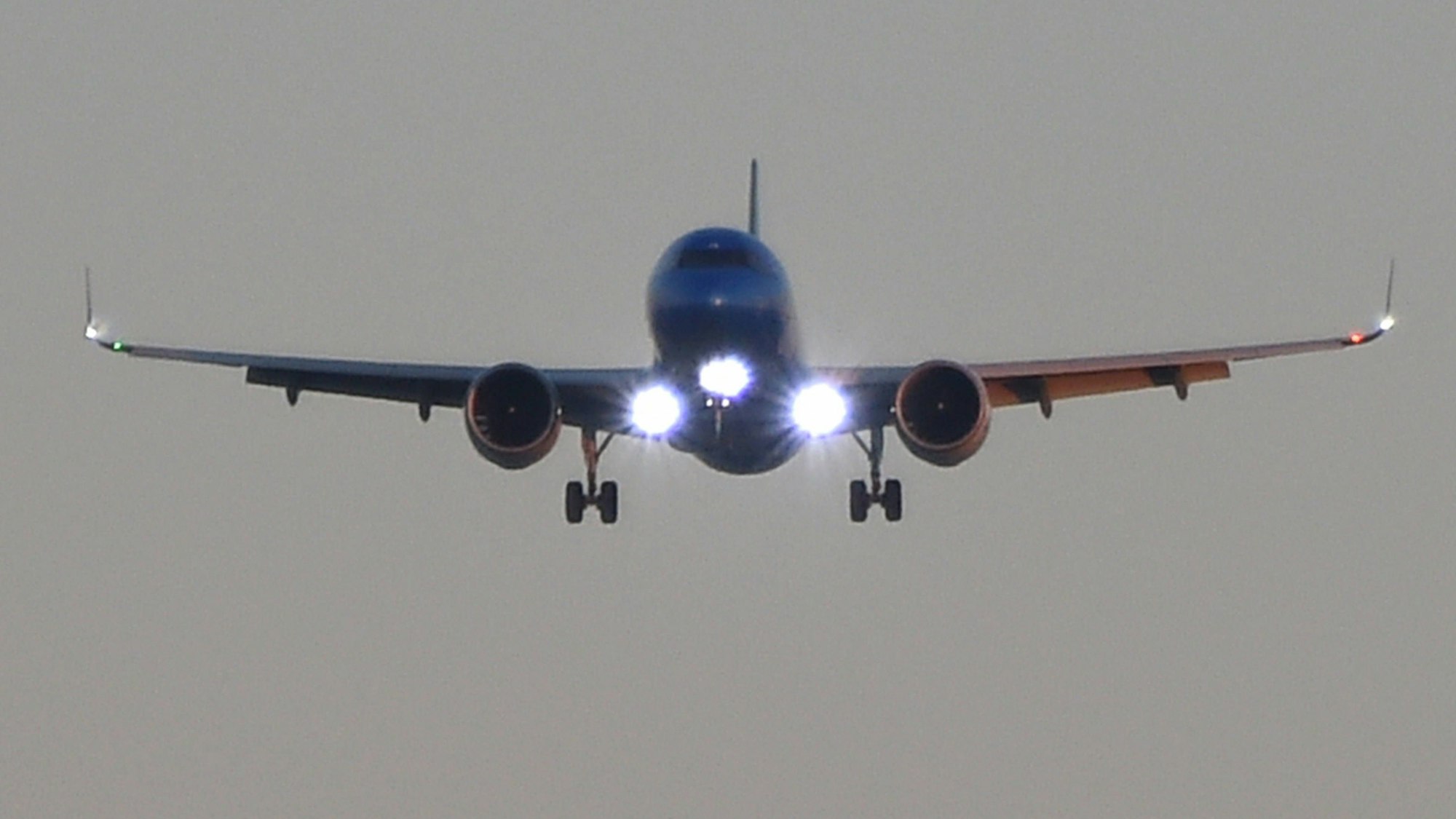 Ein Airbus A320 der italienischen Fluggesellschaft ITA Airways im Landeanflug. An der Nase des Flugzeugs sind mehrere Lichter angeschaltet. (Symbolbild)