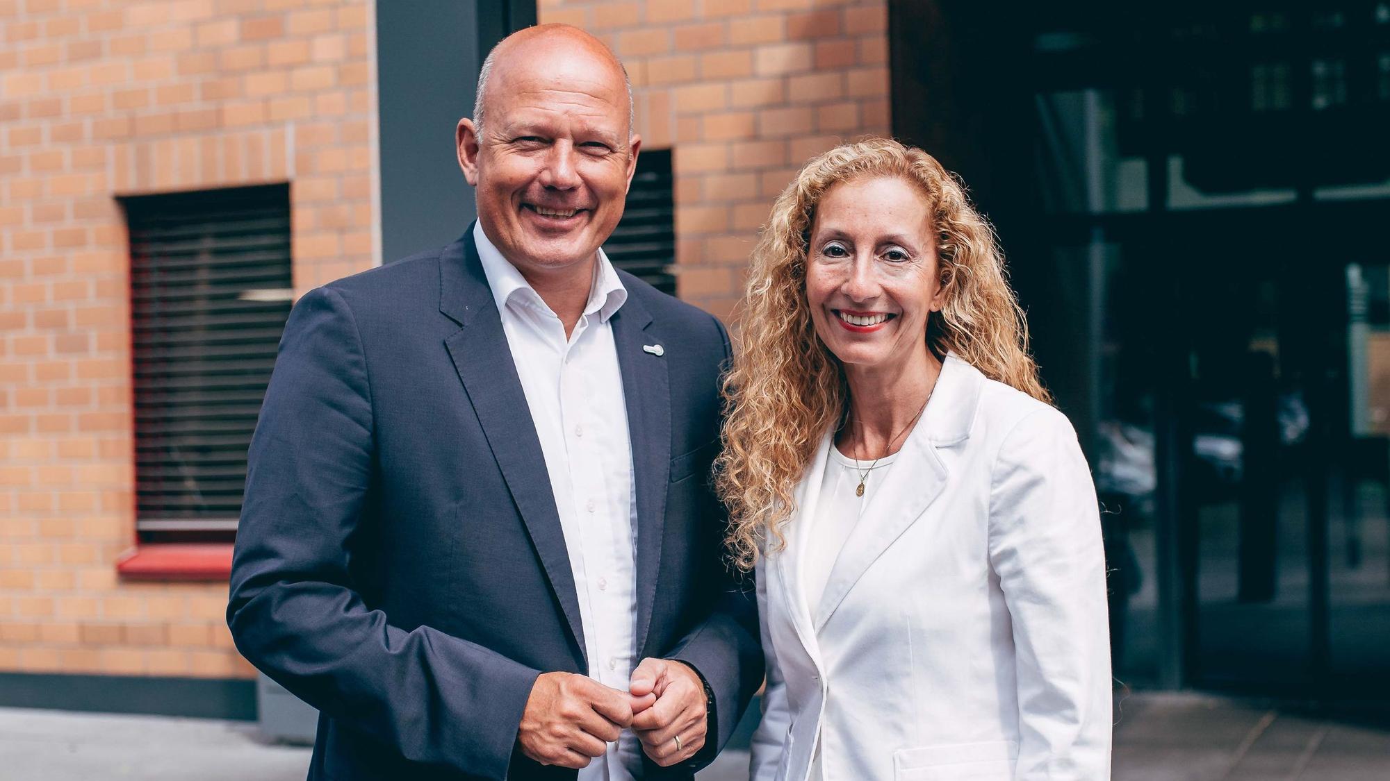 Das Bild zeigt Landrat Frank Rock mit der neuen Leiterin des Gesundheitsamts, Dr. Yasmin Katja Foroutan-Schreiber