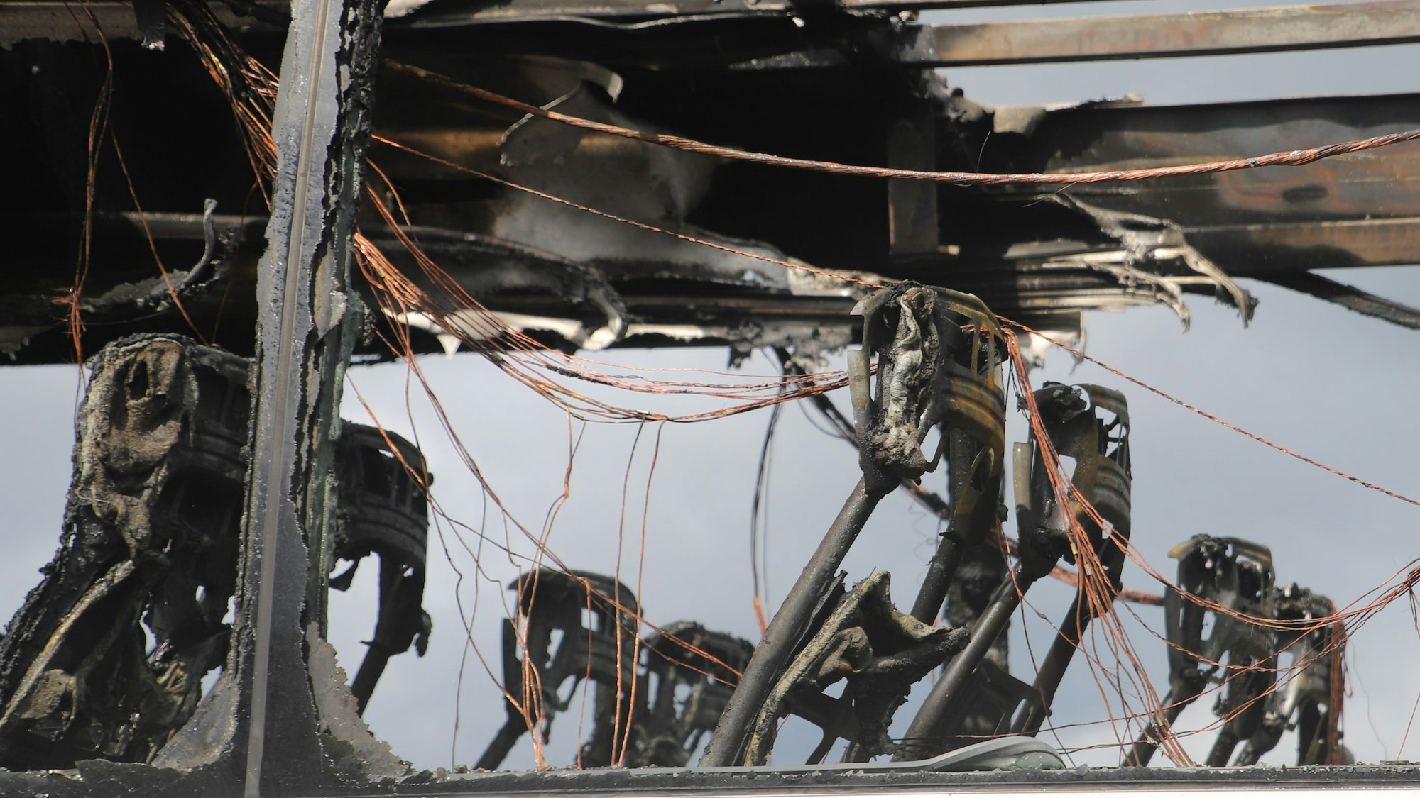 Auf der Autobahn 3 ist in Fahrtrichtung Köln kurz hinter dr Anschlussstelle Siebengebirge ein Reisebus in Brand geraten