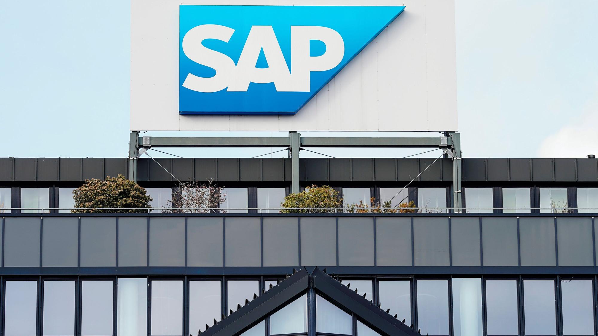 Ein Schild mit der Aufschrift "SAP" steht auf einem Gebäude der Unternehmenszentrale.