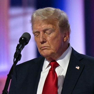 Der republikanische Präsidentschaftskandidat Donald Trump, hier während einer Schweigeminute am letzten Tag der Republican National Convention 2024, ist nach dem Ausscheiden von Joe Biden der älteste Kandidat aller Zeiten.