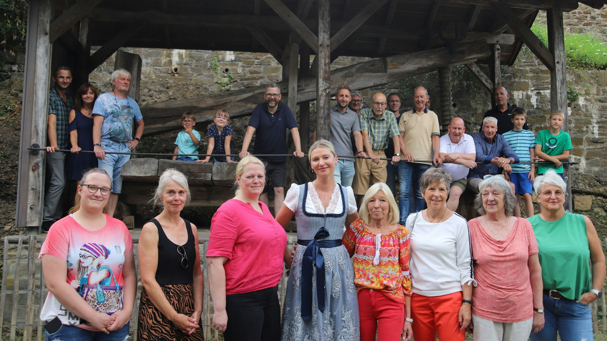 Die Mitglieder der „Bürgergemeinschaft Weinfest“ aus Stadt Blankenberg haben die Weinkönigin Karolina Joachim in ihre Mitte genommen.