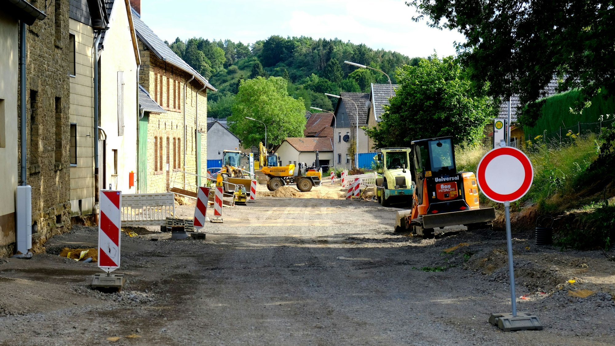 Straßenbauarbeiten in der Ortsdurchfahrt Weyer. Vorne steht das Verkehrszeichen 250 („Verbot für Fahrzeuge aller Art“).