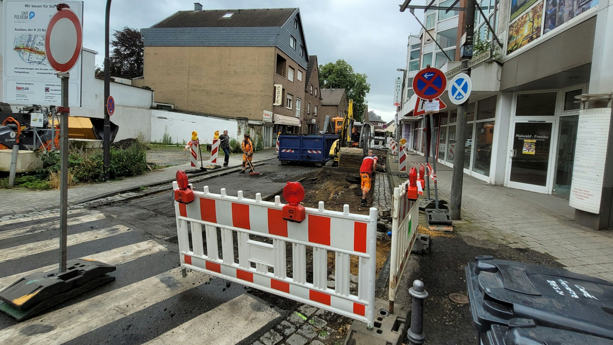 Eine Straße wird geteert.