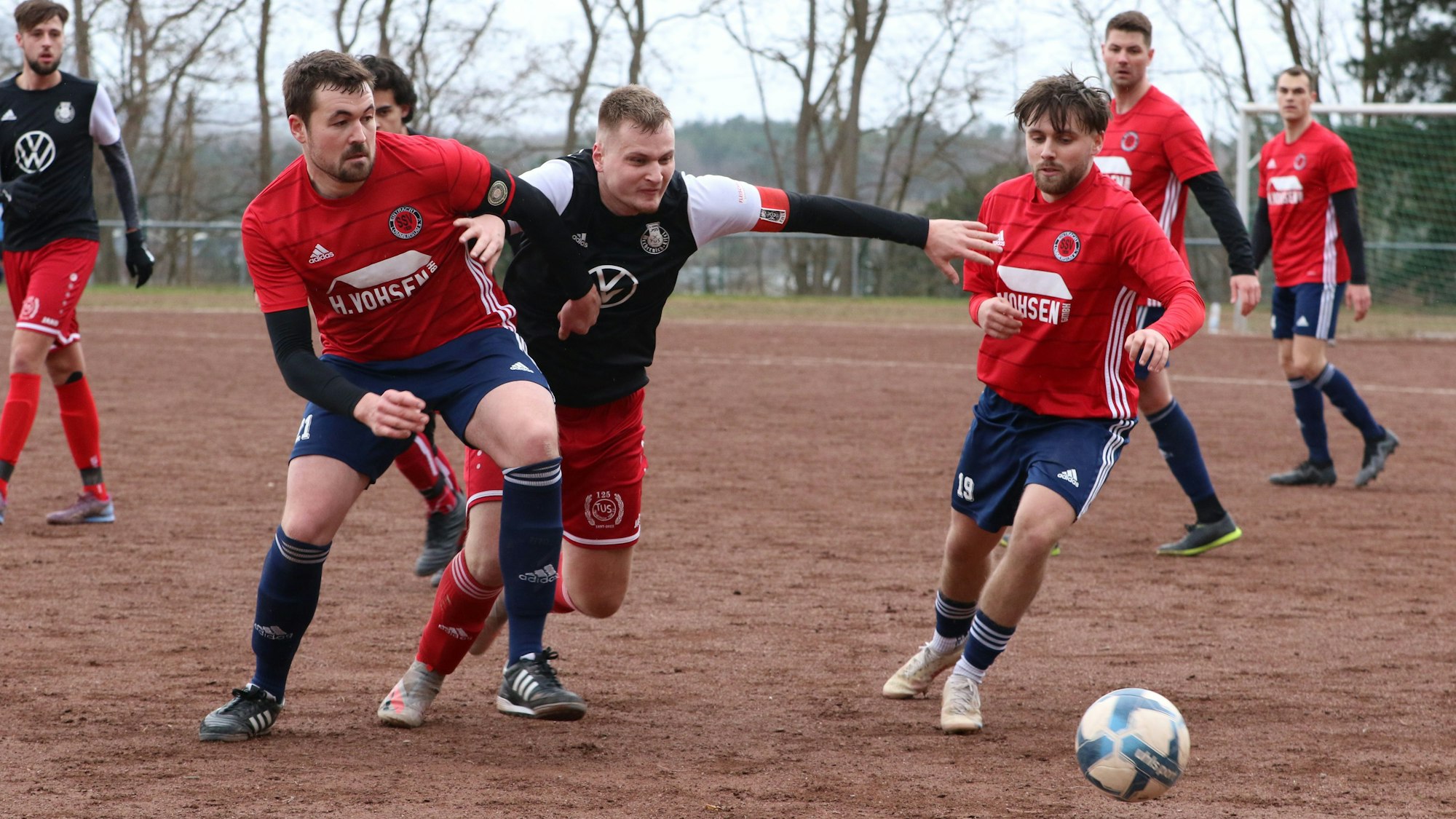 Das Bild zeigt einen Zweikampf zwischen dem SSV Lommersum und der TuS Mechernich.