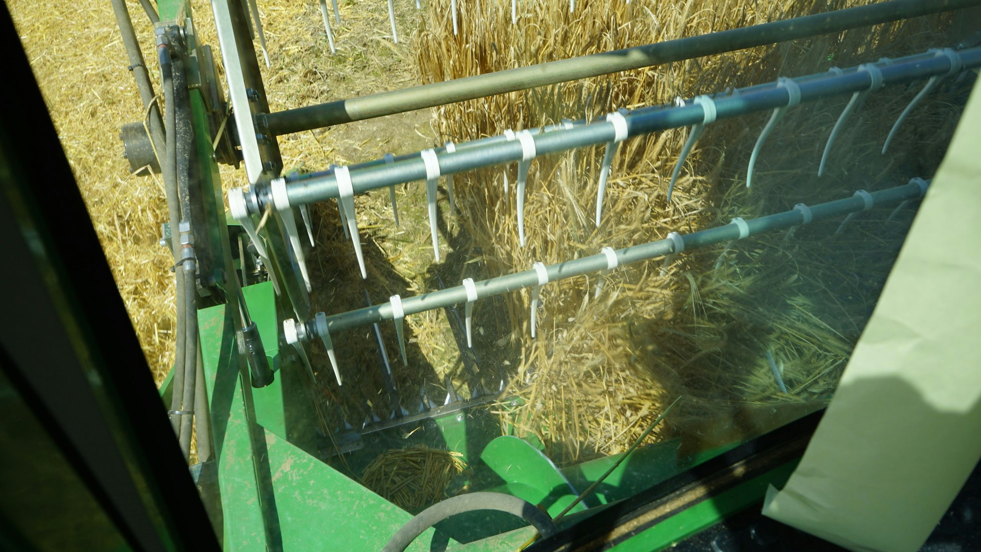 Ein Blick aus der Fahrerkabine des Mähdreschers auf das Feld.
