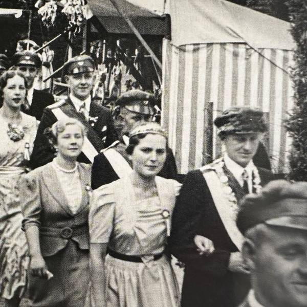 Auf dem alten Schwarz-Weiß-Foto zieht der Hofstaat in der 1930er Jahren durch den Ort.