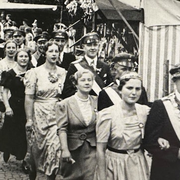 Auf dem alten Schwarz-Weiß-Foto zieht der Hofstaat in der 1930er Jahren durch den Ort.