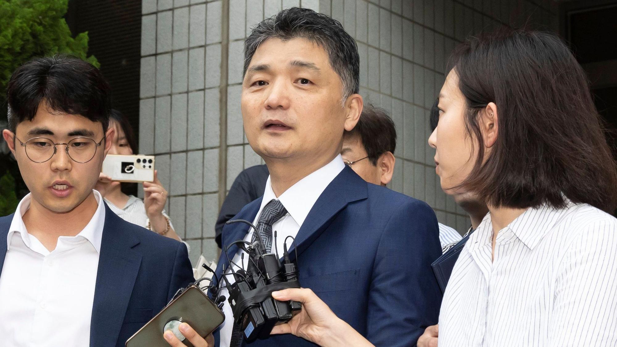 22.07.2024, Südkorea, Seoul: Kim Beom-su (M), der Gründer des Tech-Giganten Kakao Corp., verlässt den Gerichtssaal nach einer Haftbefehlsanhörung vor dem südlichen Bezirksgericht in Seoul, Südkorea.