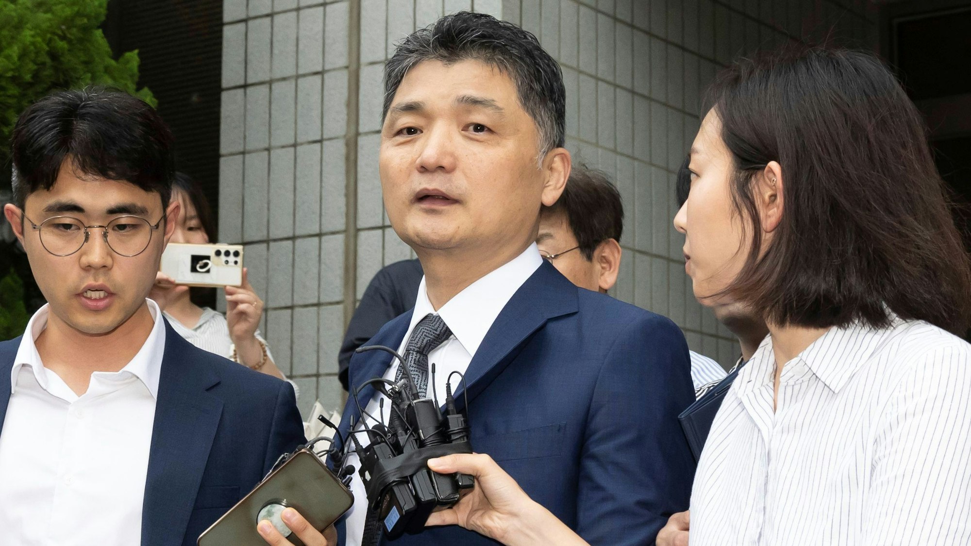 22.07.2024, Südkorea, Seoul: Kim Beom-su (M), der Gründer des Tech-Giganten Kakao Corp., verlässt den Gerichtssaal nach einer Haftbefehlsanhörung vor dem südlichen Bezirksgericht in Seoul, Südkorea.
