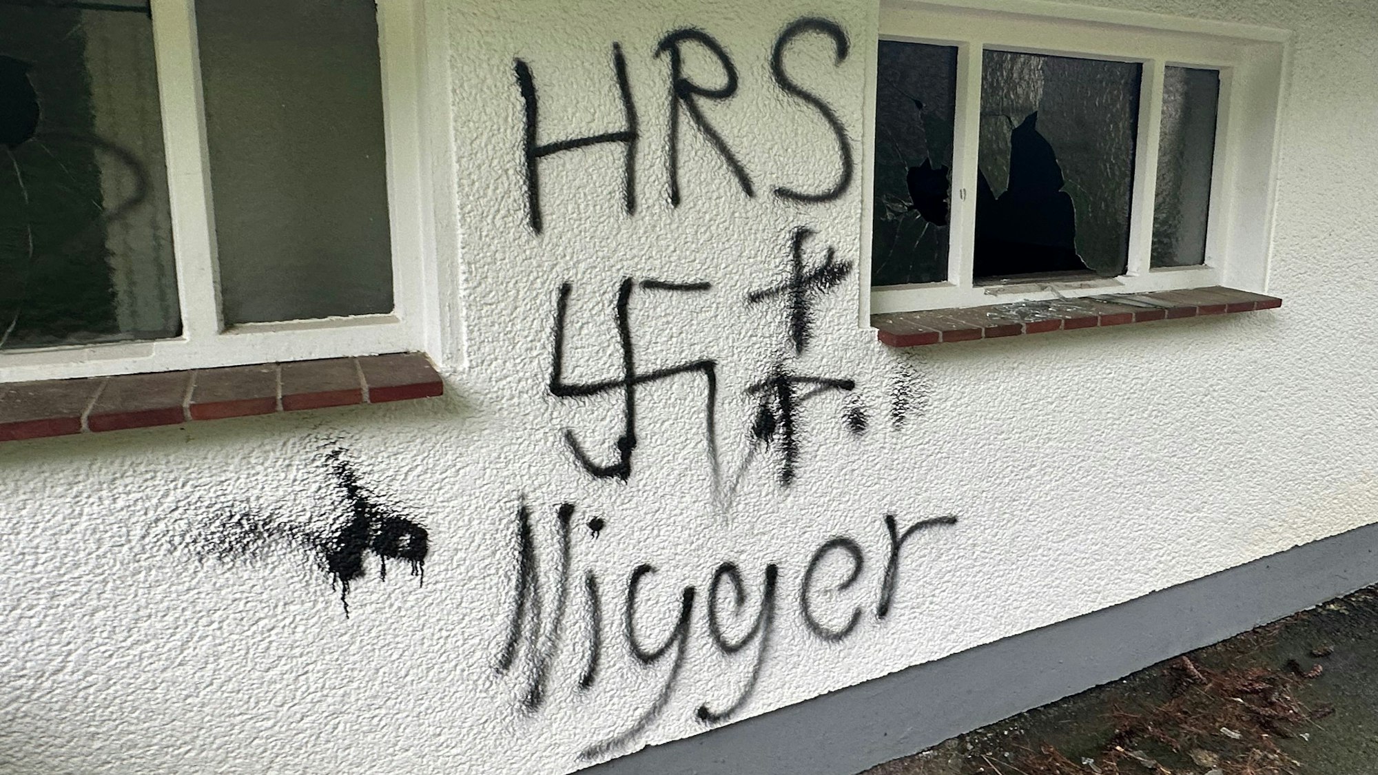 In Waldbröl hat der Geschäftsmann Michael Kappenstein mehrere Schmierereien, auch Hakenkreuze, an einem seiner Gebäude entdeckt. Dieses Foto zeigt die ersten „Graffiti“ aus dem vergangenen April.