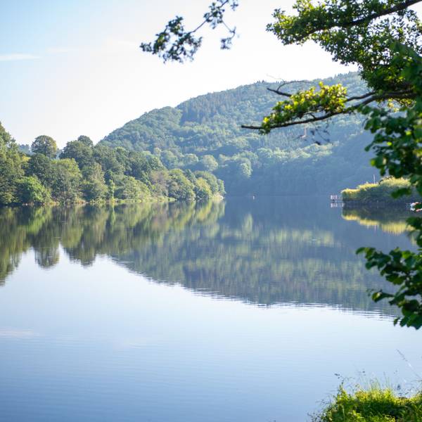 Die Morgensonne scheint auf den Rursee/Obersee in Einruhr.