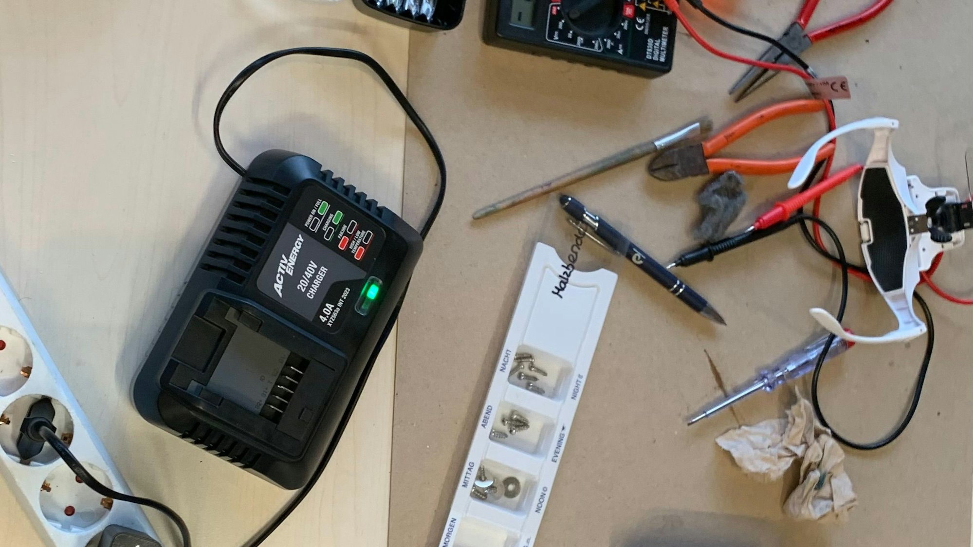 Werkzeuge, Ersatzteile und Schrauben liegen bereit für die nächste Reparatur.