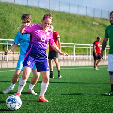 Das Bild zeigt Marina Cardinale beim Training. Sie schirmt den Ball geschickt ab.