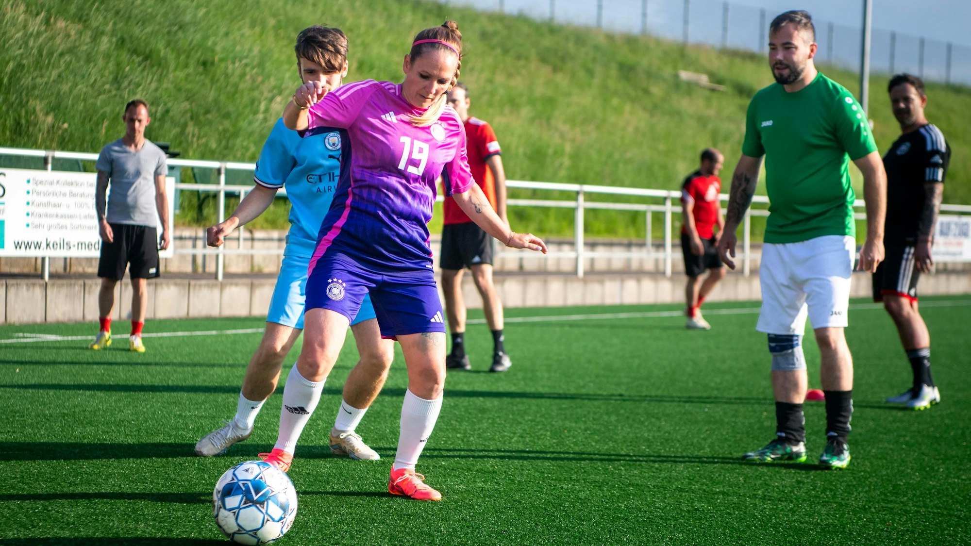 Das Bild zeigt Marina Cardinale beim Training. Sie schirmt den Ball geschickt ab.