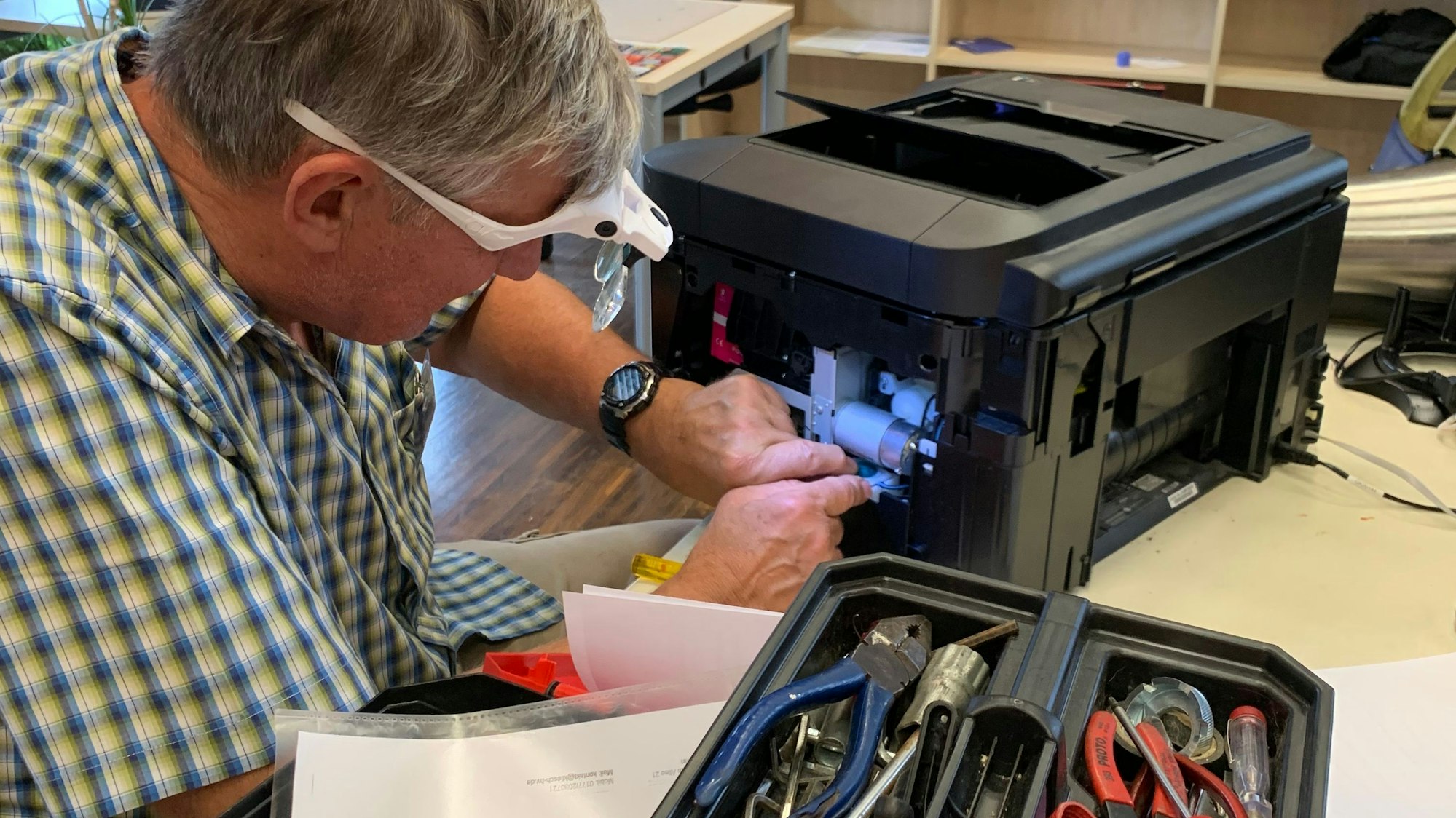 Karlheinz Fischer repariert ehrenamtlich Elektrokleingeräte im Repair Café.