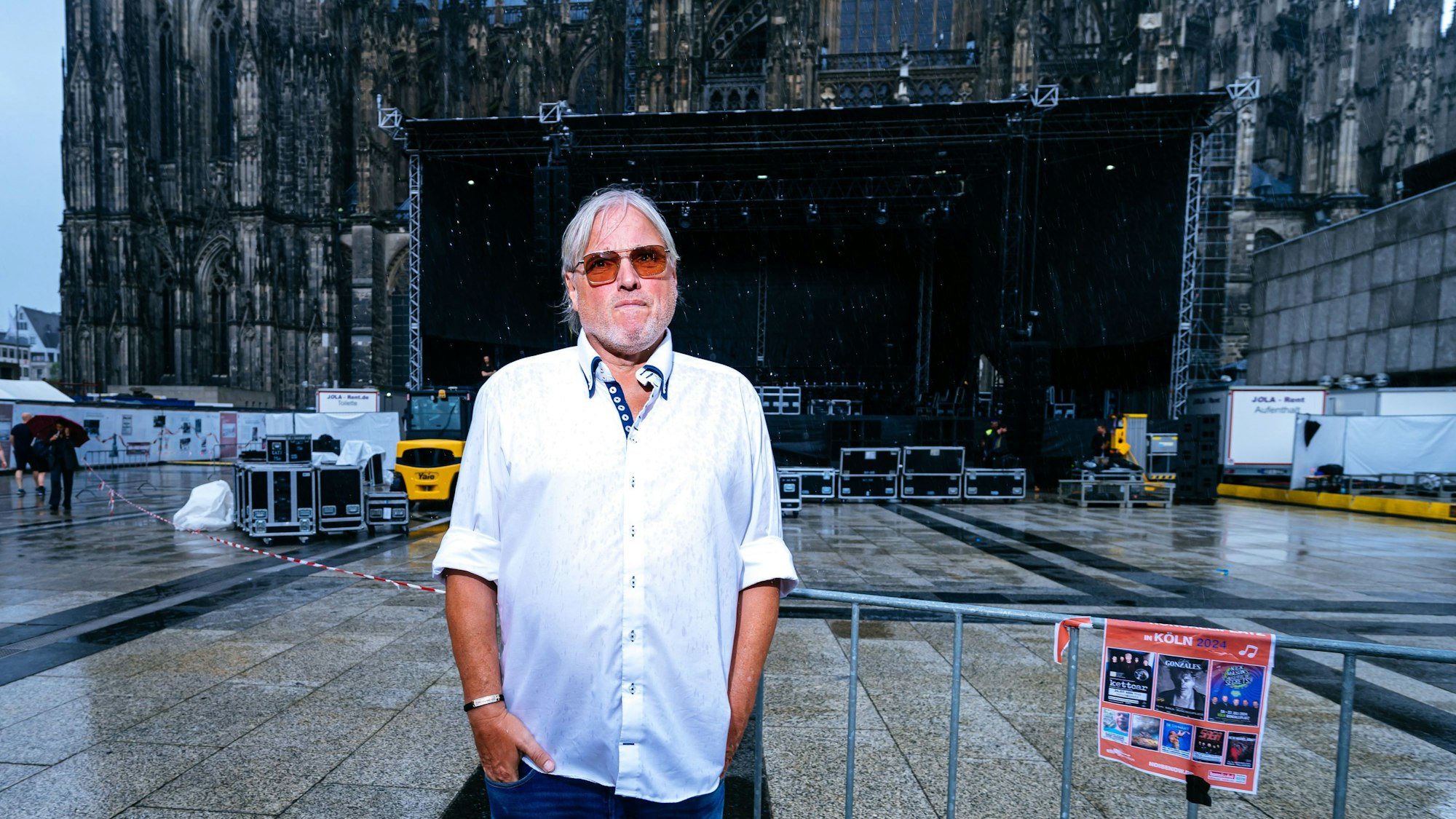 Veranstalter Ernst-Ludwig Hartz vor der Bühne am Dom.
