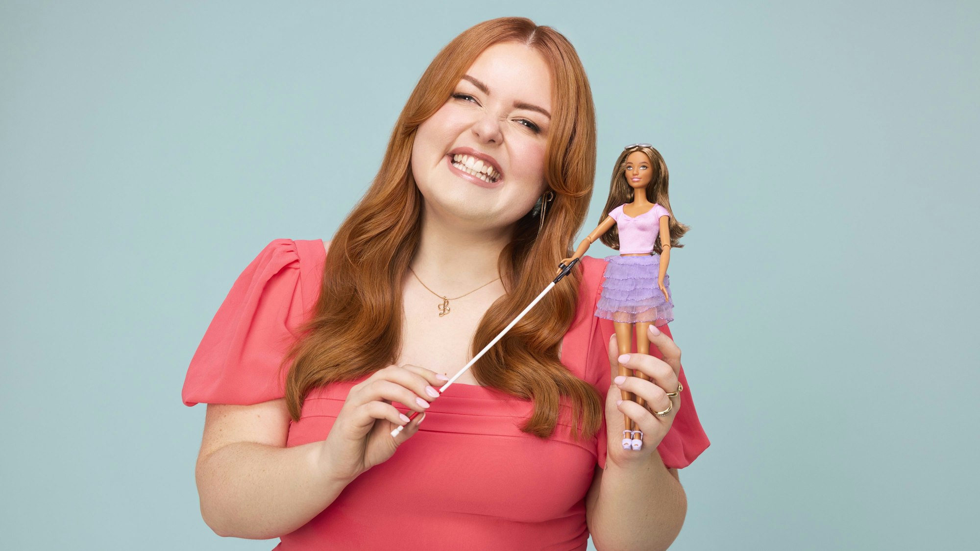 Handout-Foto von Lucy Edwards, einer blinden Rundfunksprecherin und Behindertenaktivistin, die mit der ersten blinden Barbie posiert, die der Spielzeughersteller Mattel als jüngste Ausgabe seiner wachsenden Kollektion integrativer Puppen herausbringt.