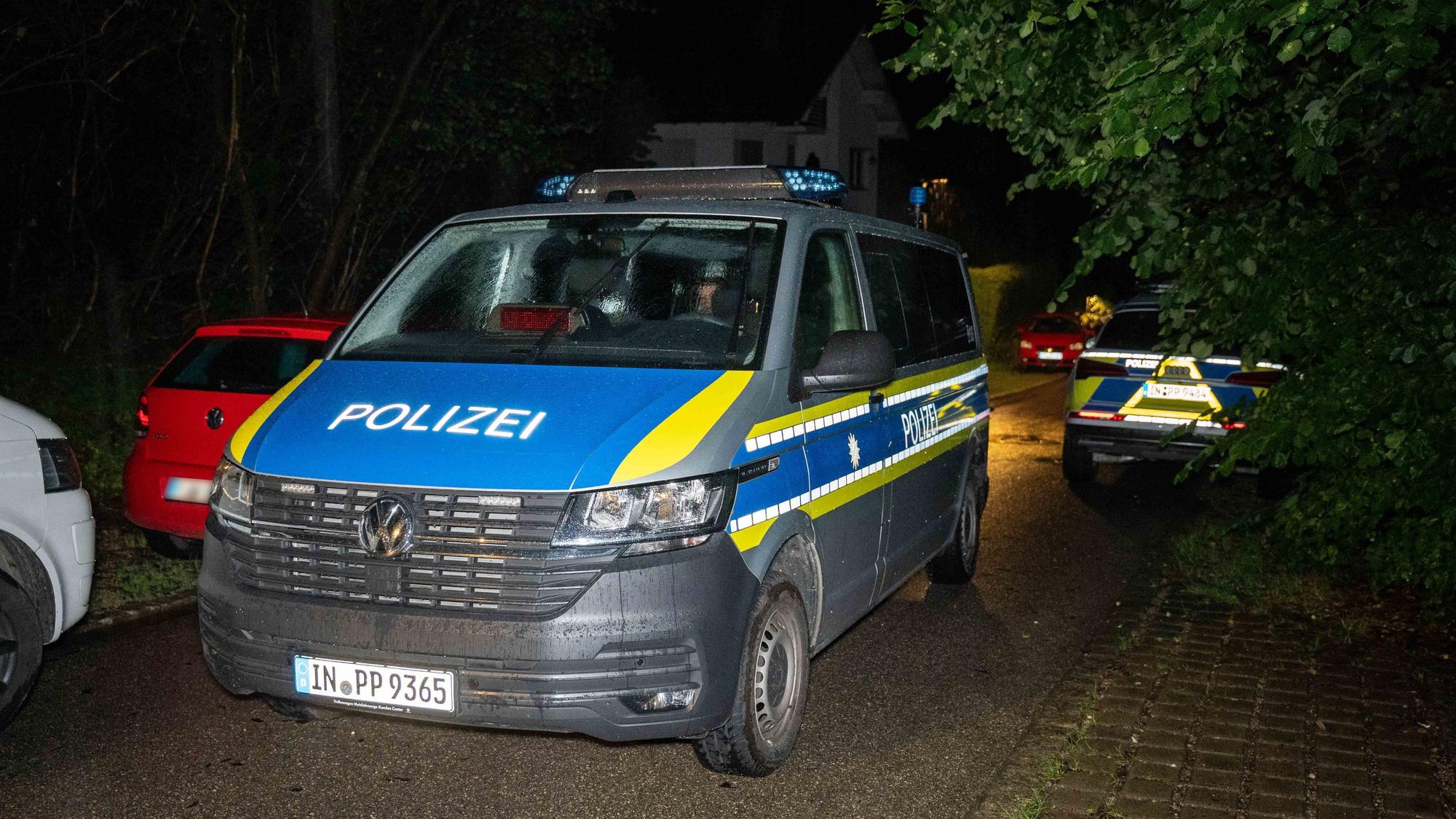 Die Polizei hat den Tatort in Herrsching am Ammersee abgesperrt. Ein 74-Jähriger ist dort an seiner Haustür erstochen worden. Der mutmaßliche Täter flüchtete mehrere Tage quer durch Europa.