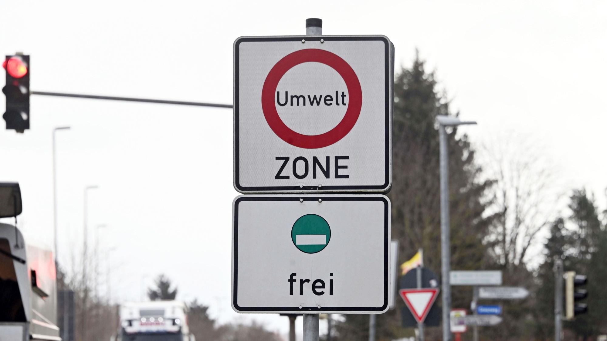 Auf einem Schild steht Umwelt-Zone, ein weiteres Schild weist darauf hin, dass Autos mit einer grünen Plakette passieren darf.