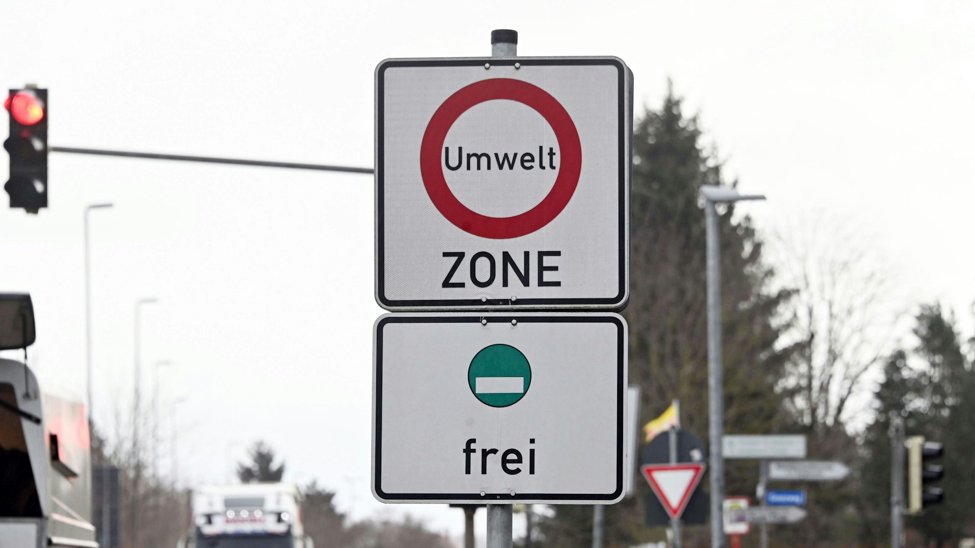 Auf einem Schild steht Umwelt-Zone, ein weiteres Schild weist darauf hin, dass Autos mit einer grünen Plakette passieren darf.