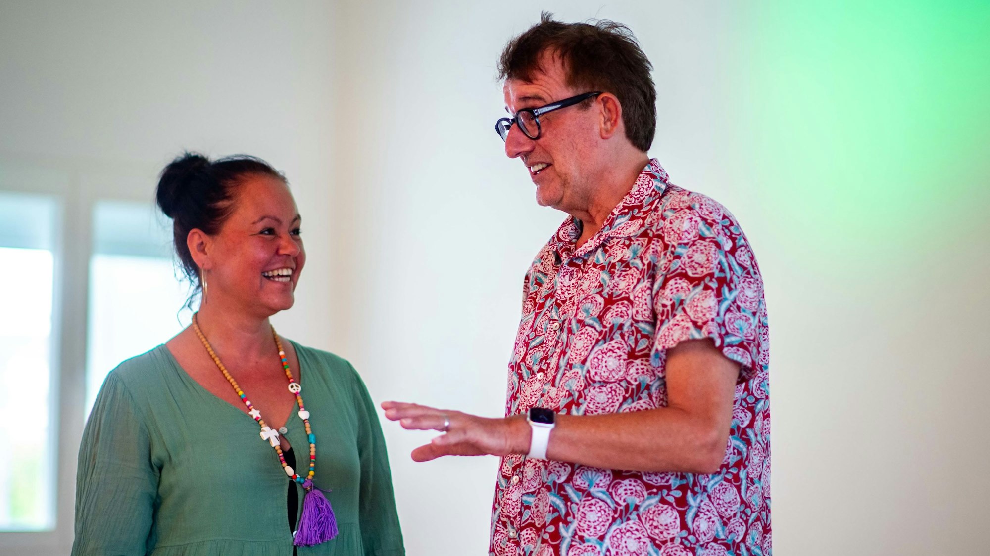 Das Bild zeigt Tanja Milden und Christoph Brüske auf der Bühne im Brauhaus im Gespräch.
