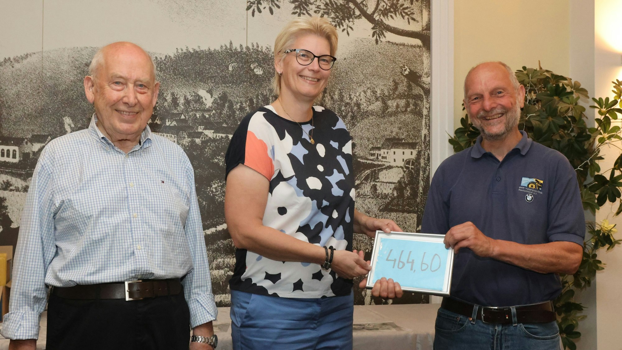 BMW Classic Deubel, Scheckübergabe von Lothar Mildebrath (r.) an Isabel Küpper-Dabringhausen, Max Deubel (l.)