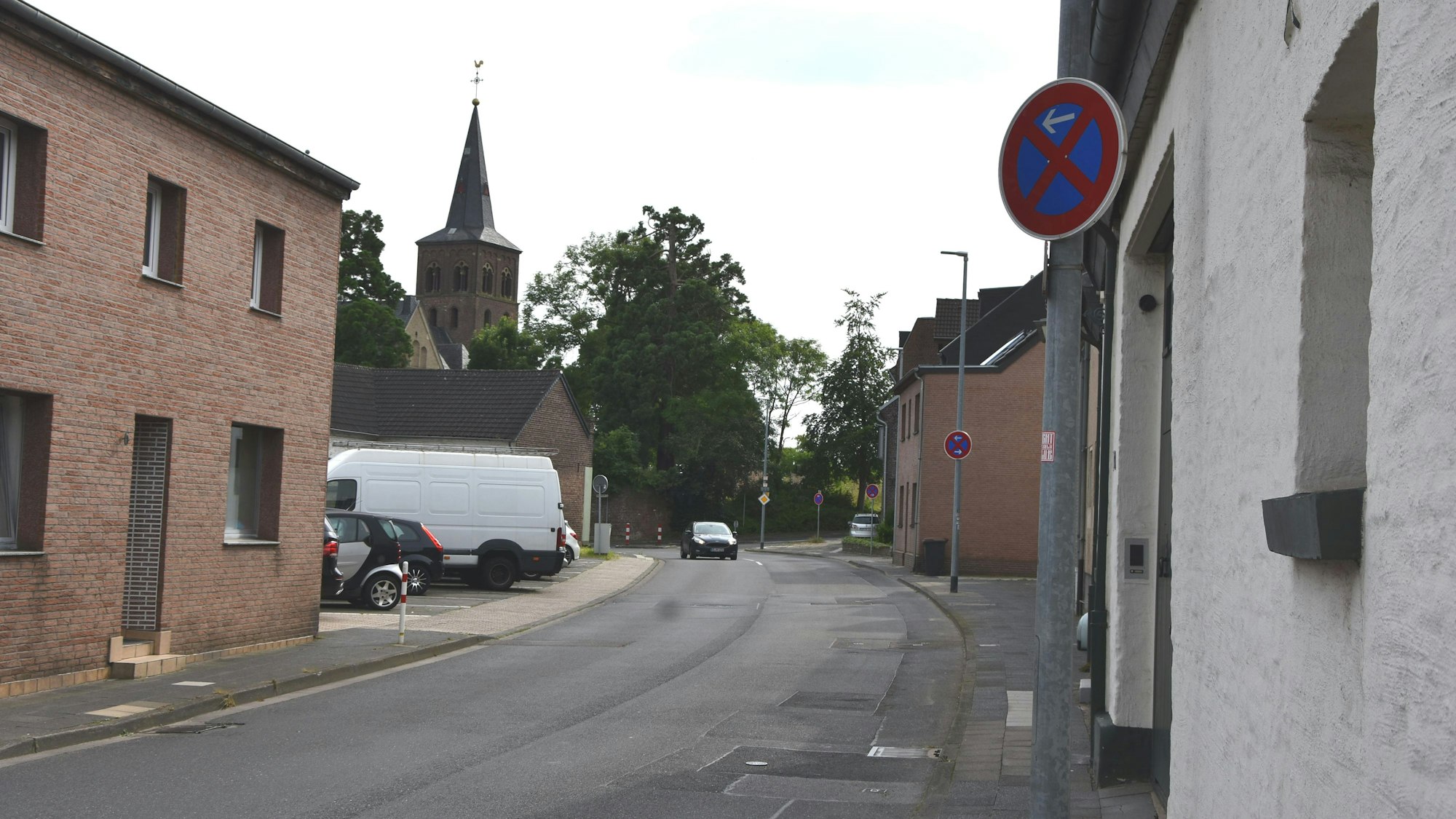Das veränderte absolute Halteverbot und eine Abschleppaktion an der Neusser Straße sorgen bei einem Anwohner für Unmut.