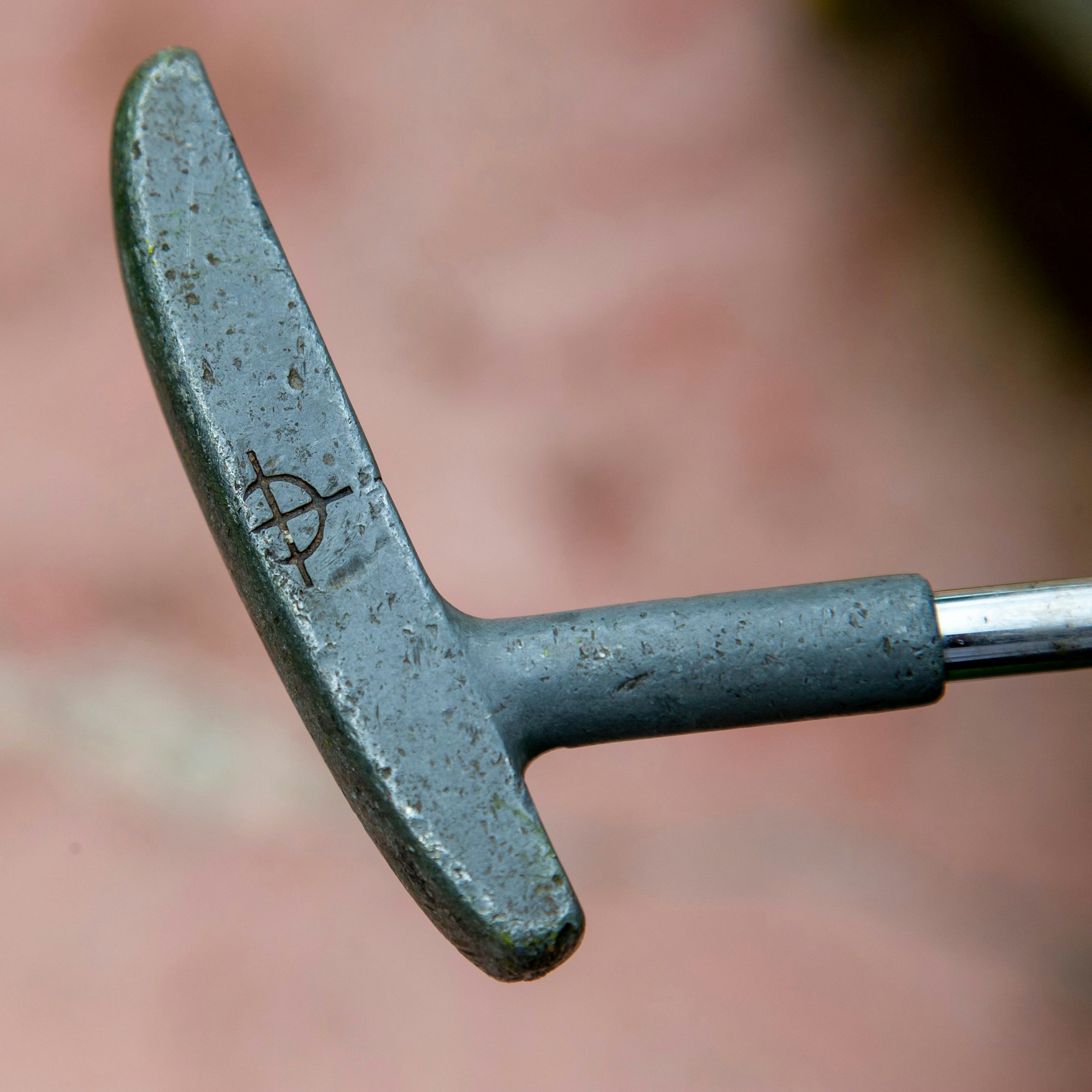 Die Markierung in der Mitte des Schlägerfußes.