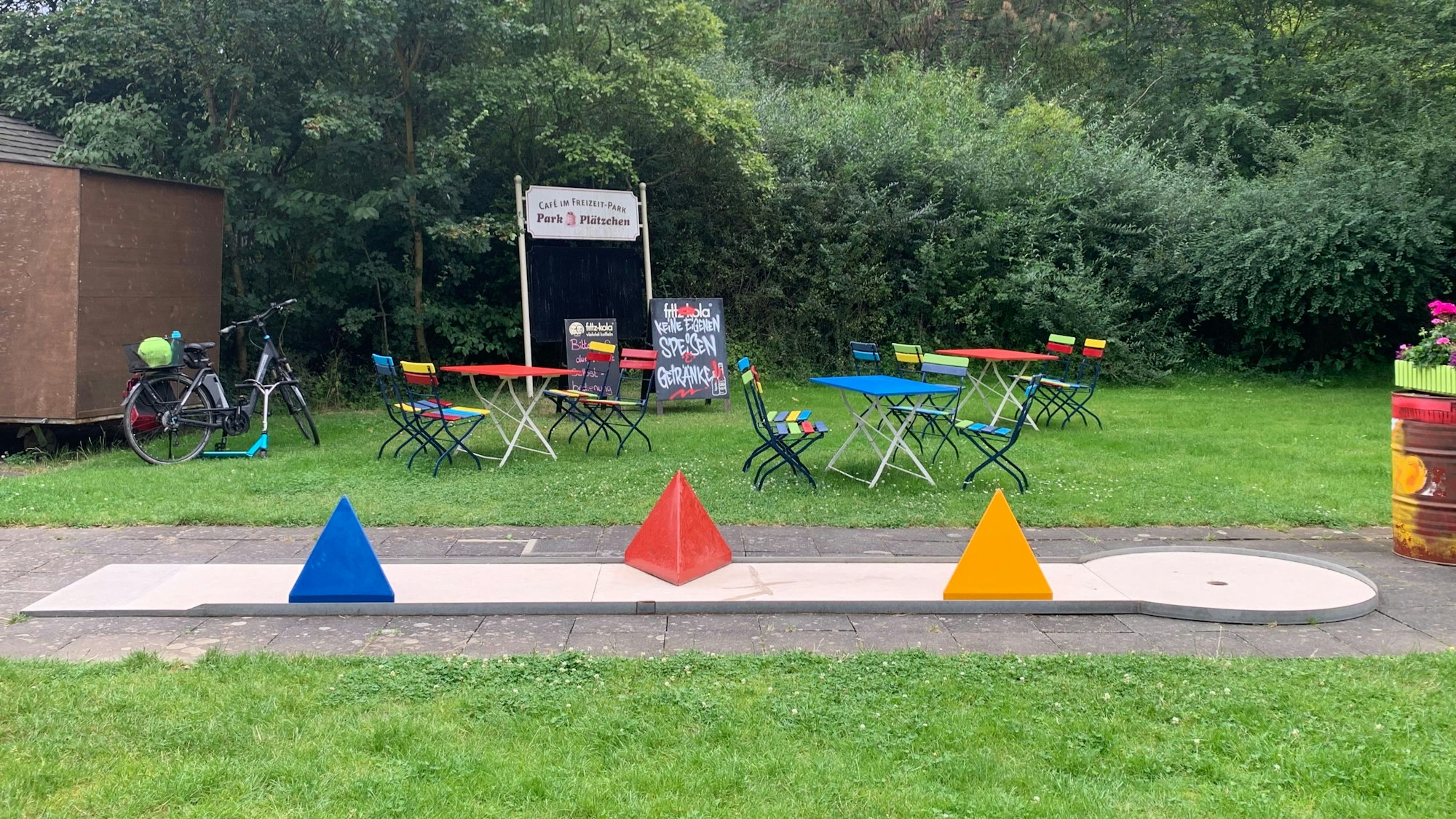 Bunte Sitzgelegenheiten und farbige Hindernisse kennzeichnen die Minigolfanlage.